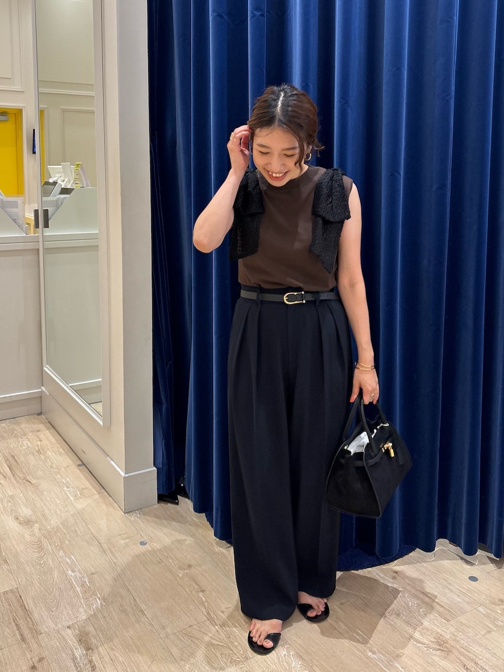 「ノースリーブ、サマーニット、パンツスタイル、ワイドパンツ、秋カラー、夏コーデ、シンプルコーデ、キレイめ、オトナ女子、オトナカワイイ、リボン、お出かけコーデ」｜「NOLLEY’Sの【SINBONO/シンボノ】 スエードコンビトートバッグ（トートバッグ、ブラック系）」を使った、nol  komatsubaraさん（レディース・159cm）の夏コーディネートの2枚目の写真