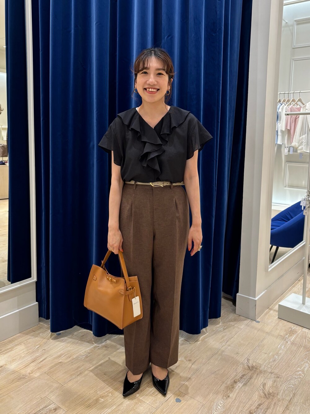 「ブラウス、ブラウスコーデ、パンツスタイル、ワイドパンツ、フリル、フリルブラウス、ブラウン、キレイめ、オフィスカジュアル、オフィススタイル、オンオフ兼用、シンプルコーデ、大人女子、大人かわいい」｜「NOLLEY’Sの《セットアップ対応》ウォッシャブルドライトロピカルセミワイド美脚パンツ（その他パンツ、ブラウン系）」を使った、nol  komatsubaraさん（レディース・159cm）の春コーディネートの3枚目の写真