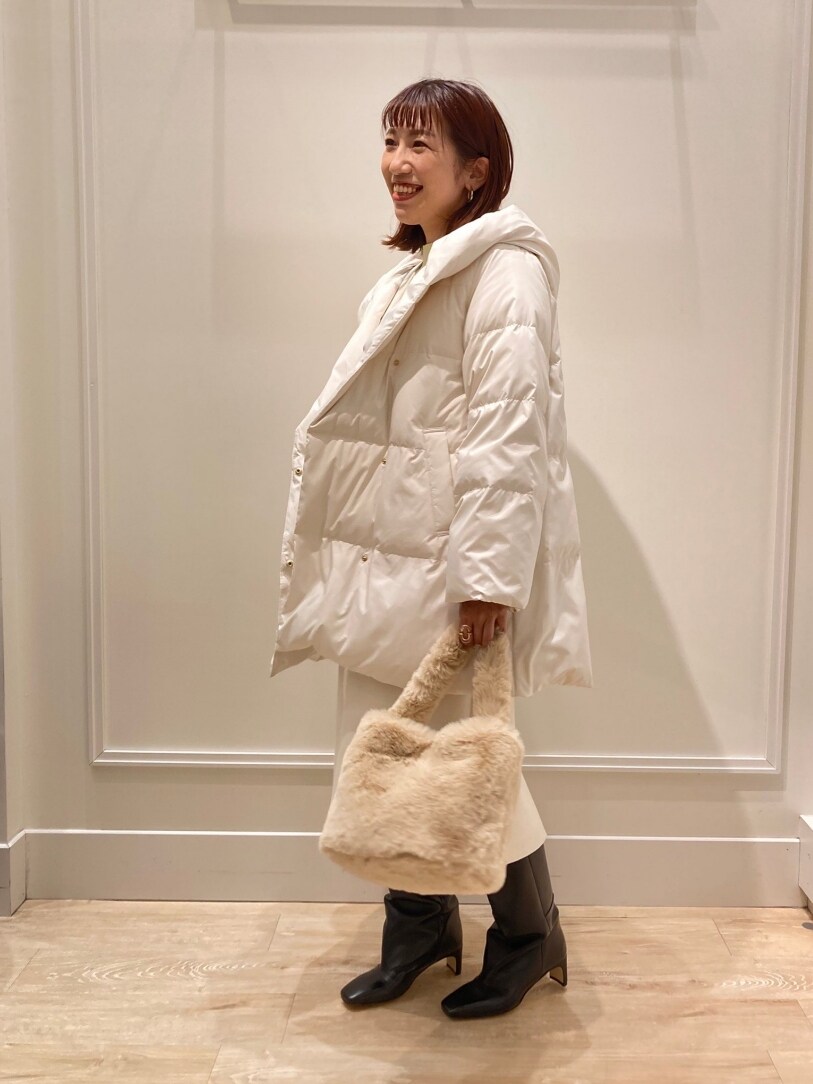 「休日スタイル、冬コーデ、シンプルコーデ、ジャンパースカート、ダウンコート、ホワイトコーデ、リブニット、オトナ女子、大人かわいい、ロングブーツ、お出かけコーデ、冬、ファーバッグ」|「NOLLEY’Sの撥水ダウンショール風フードコート(ダウンジャケット/コート、ホワイト系)」を使った、nol komatsubaraさん(レディース・159cm)の冬コーディネートの3枚目の写真
