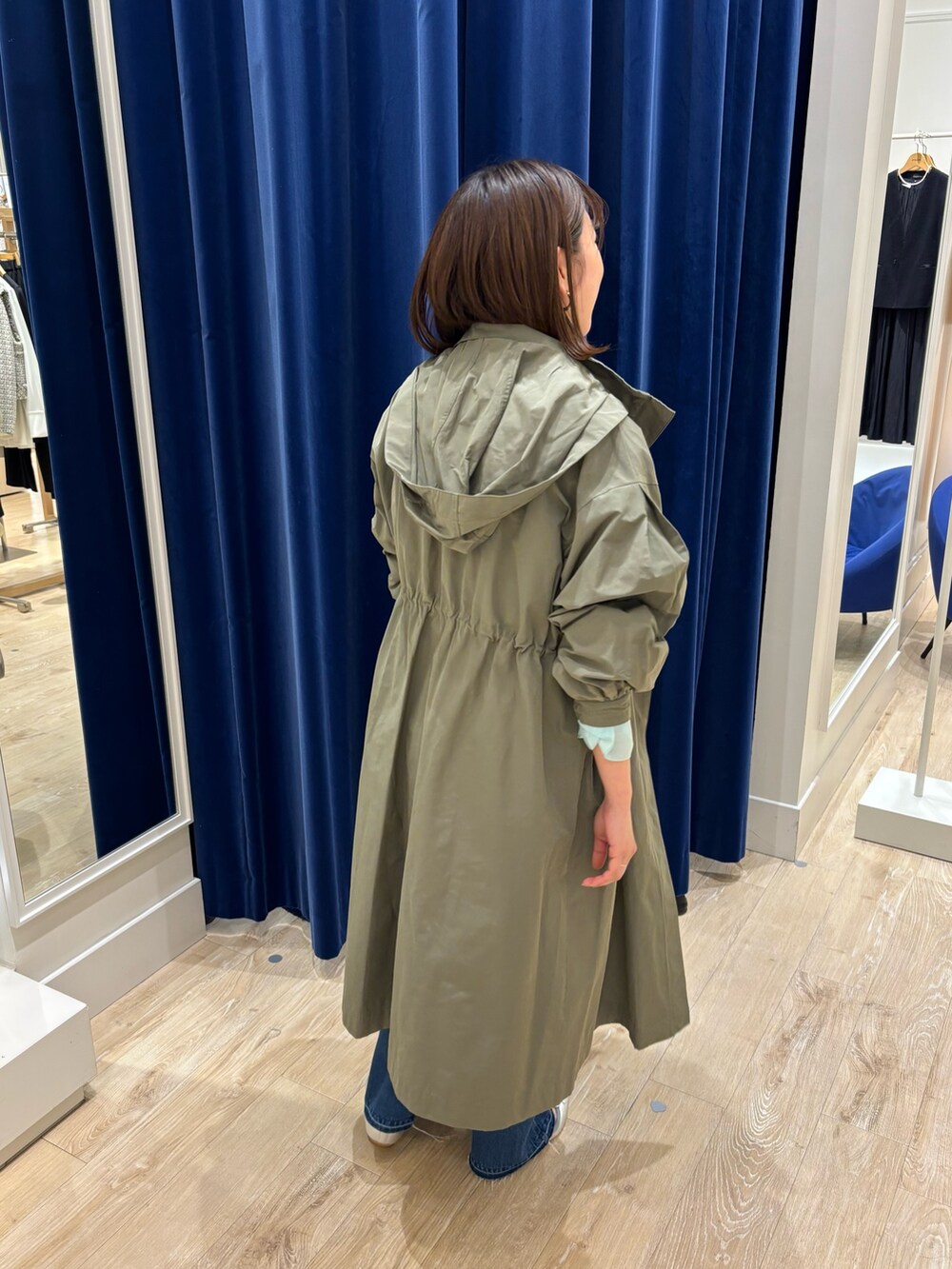 「春、春アウター、アウター、フードコート、ブラウス、ブラウス×デニム、デニム、シンプルコーデ、休日スタイル、お出かけコーデ、きれいめカジュアル、大人女子、大人可愛い」｜「Rie Millerの【RM denim】スリットフレアハイウエストデニム（デニムパンツ、ブルー系）」を使った、nol  komatsubaraさん（レディース・159cm）の冬コーディネートの4枚目の写真