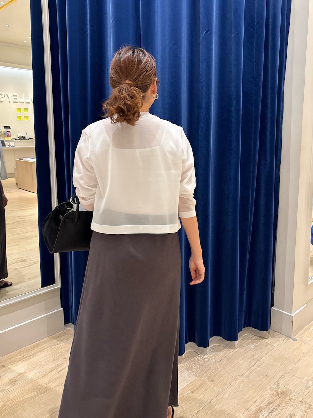 「ニット、アンサンブル、ラメ、シアー、スカートスタイル、スカート、シンプルコーデ、キレイめ、大人コーデ、オトナ女子、お出かけコーデ、休日スタイル、オンオフ兼用」|「NOLLEY’Sのウォッシャブル綿麻スラブナロースカート(スカート、グレー系)」を使った、nol komatsubaraさん(レディース・159cm)の夏コーディネートの7枚目の写真