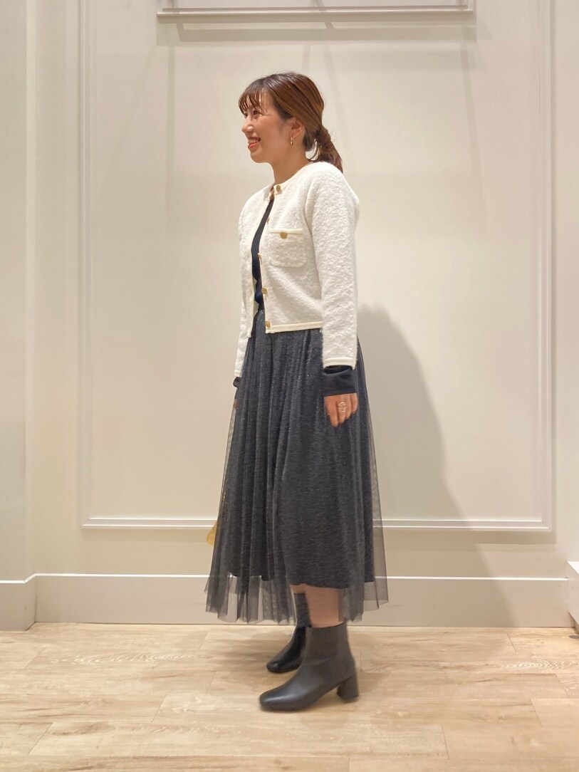 「お出かけコーデ、休日スタイル、オトナ女子、シンプル、シアートップス、モノトーンコーデ、ニットジャケット、チュールスカート、スカートスタイル、ブーツ、ラメ、キレイめ、メタルバッグ、ジャケットスタイル、スカート」｜「NOLLEY’Sの《手洗い可能》フワフワクルーネックジャケット（カーディガン/ボレロ、ホワイト系）」を使った、nol  komatsubaraさん（レディース・159cm）の秋コーディネートの3枚目の写真