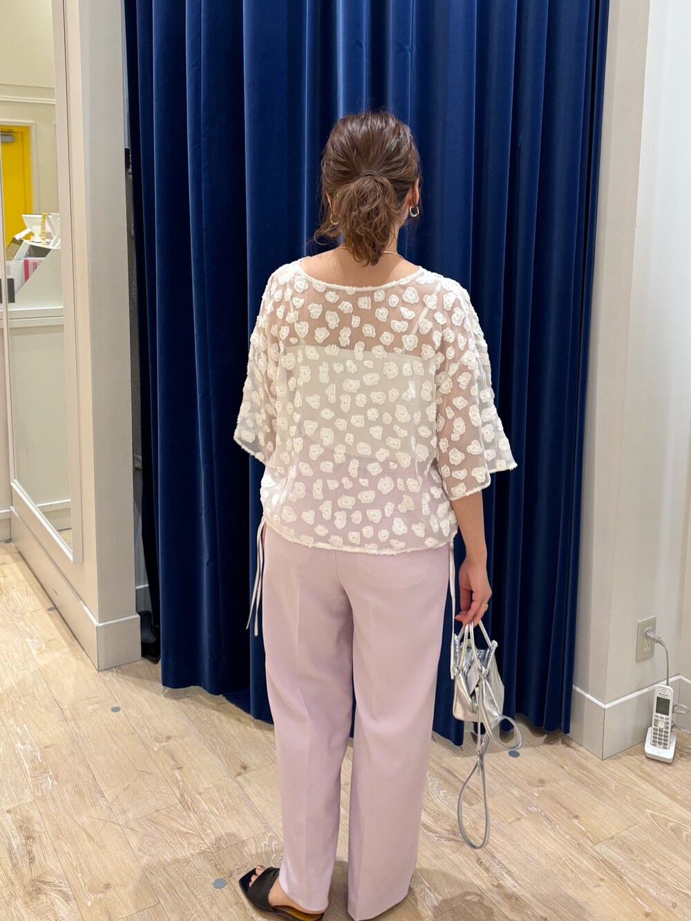 「ブラウス、ブラウスコーデ、パンツスタイル、ワイドパンツ、ジャガード、カラーパンツ、シンプルコーデ、お出かけコーデ、オトナカワイイ、２ＷＡＹ、春夏コーデ、大人女子」｜「NOLLEY’SのKIRYU花柄ジャガードTブラウス（シャツ/ブラウス、ホワイト系）」を使った、nol  komatsubaraさん（レディース・159cm）の春コーディネートの7枚目の写真