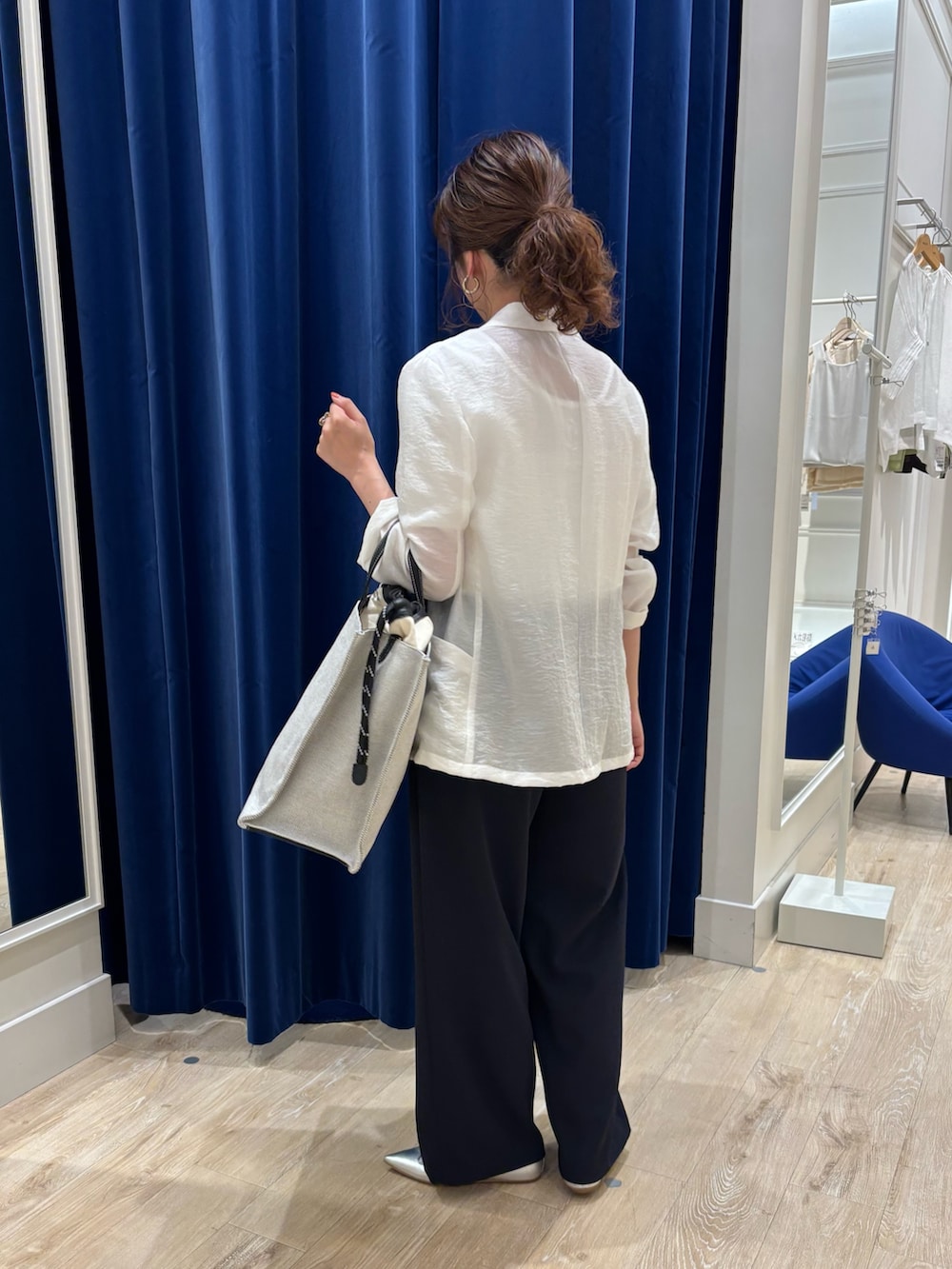 「ジャケット、ジャケットスタイル、シアージャケット、パンツスタイル、ワイドパンツ、イージーパンツ、シンプルコーデ、キレイめ、きれいめカジュアル、オフィスカジュアル、大人コーデ、大人女子、モノトーン、春夏コーデ、お出かけコーデ」|「NOLLEY’S Sophiのウォッシャブルシアーシルクライトジャケット(テーラードジャケット、ホワイト系)」を使った、nol komatsubaraさん(レディース・159cm)の春コーディネートの6枚目の写真