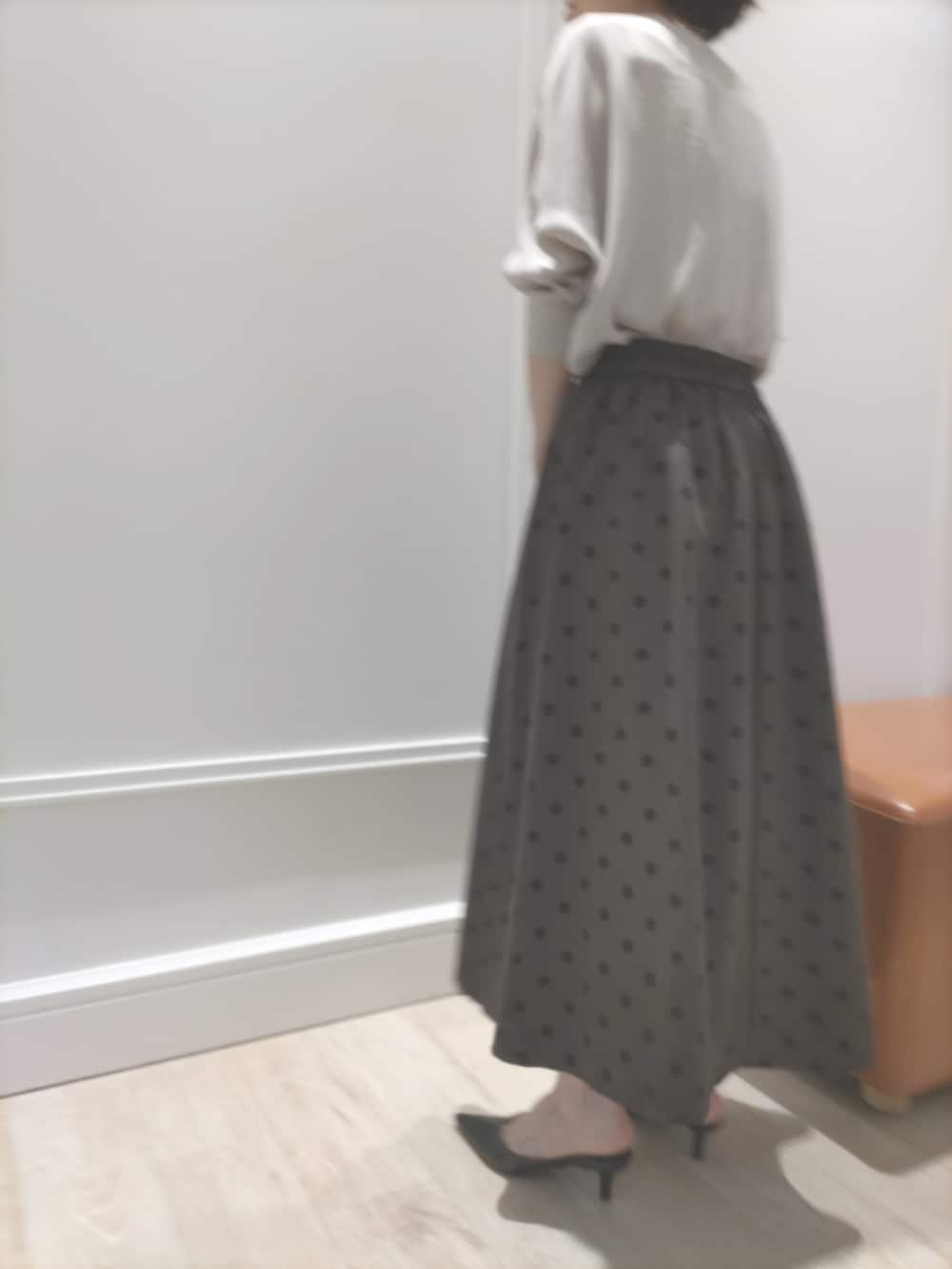 「ブラウン、休日スタイル、シアートップス、シンプルコーデ、お出かけコーデ、秋服準備はじめました、大人かわいい、着回しコーデ、ラクチンコーデ、初秋コーデ、スカートスタイル」｜「MICO COULIERのドットフロッキープリントスカート（スカート、ブラウン系）」を使った、nol machikoさん（レディース・159cm）の夏コーディネートの3枚目の写真
