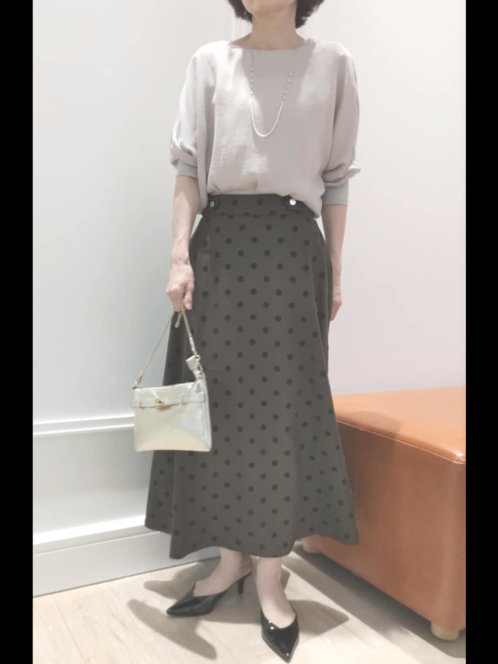 「ブラウン、休日スタイル、シアートップス、シンプルコーデ、お出かけコーデ、秋服準備はじめました、大人かわいい、着回しコーデ、ラクチンコーデ、初秋コーデ、スカートスタイル」｜「MICO COULIERのドットフロッキープリントスカート（スカート、ブラウン系）」を使った、nol machikoさん（レディース・159cm）の夏コーディネートの2枚目の写真