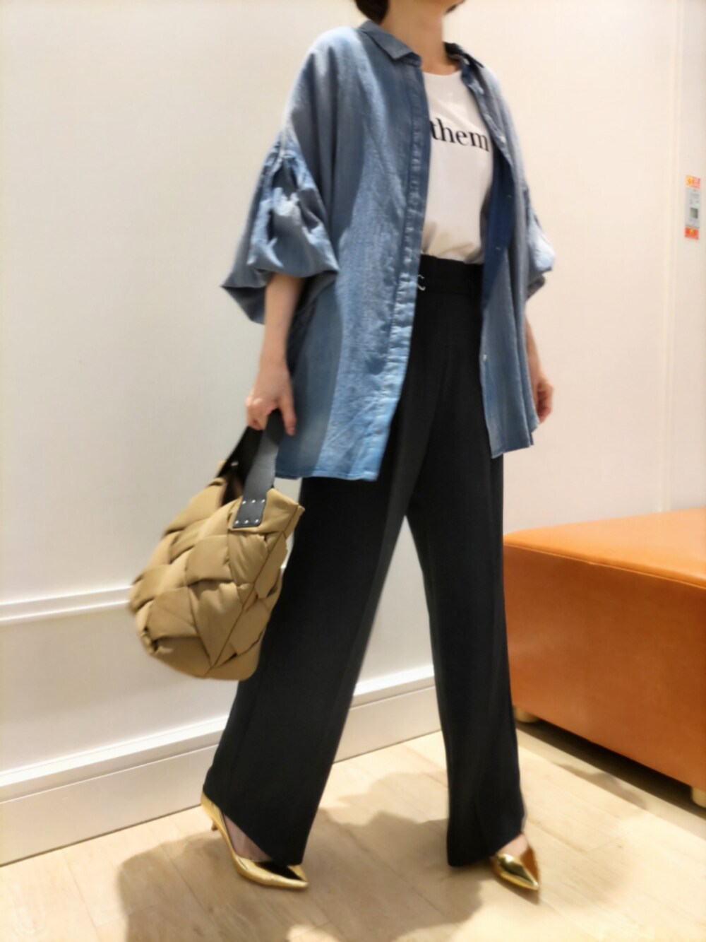 「パンツコーデ、大人ファッション、今から使える秋の先取りコーデ、オトナカジュアル、パンツスタイル、Tシャツ×デニム、シャツコーデ」｜「NOLLEY’Sのシアーデニムシャツ（シャツ/ブラウス、ブルー系）」を使った、nol machikoさん（レディース・159cm）の夏コーディネートの3枚目の写真