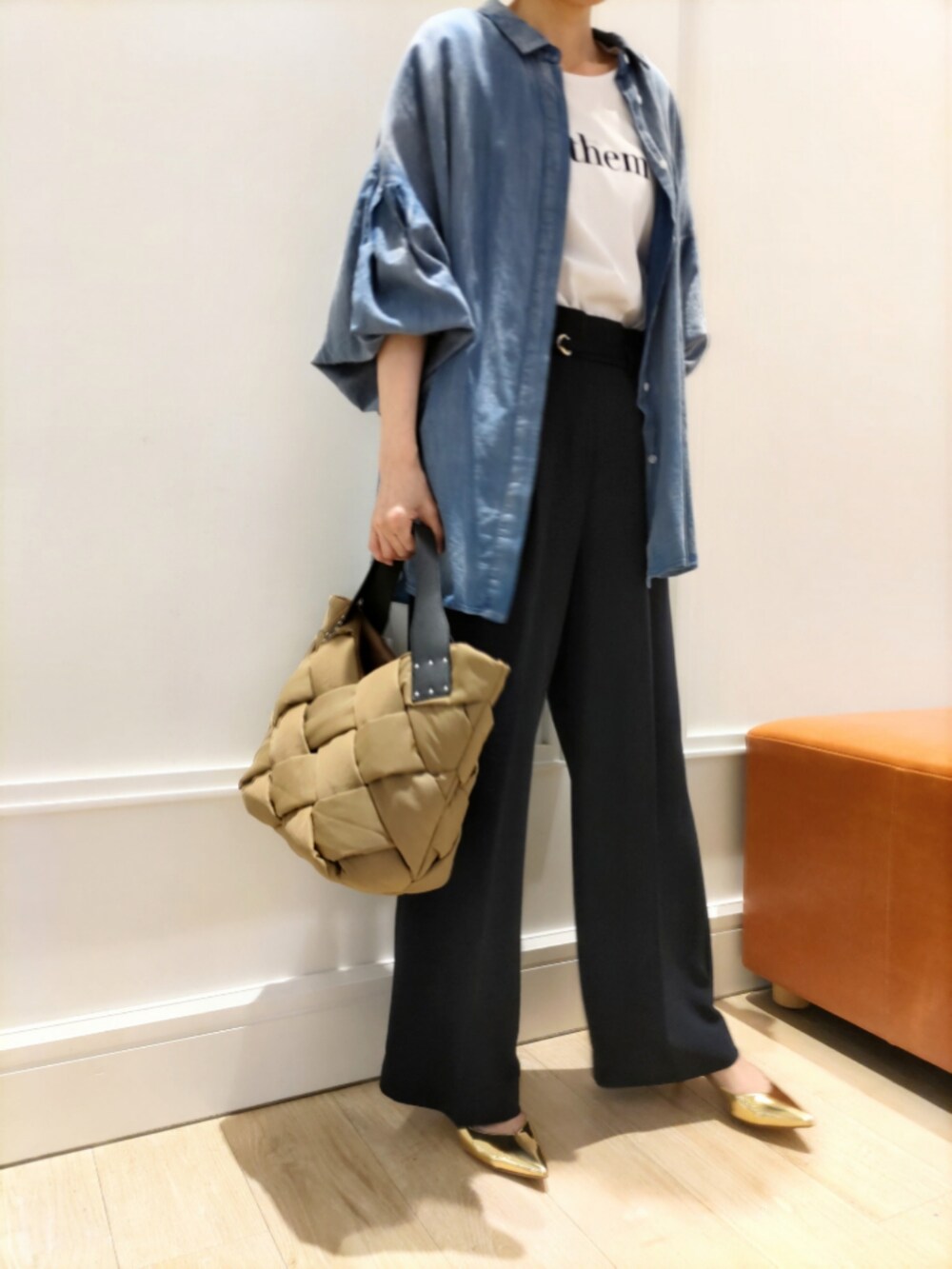 「パンツコーデ、大人ファッション、今から使える秋の先取りコーデ、オトナカジュアル、パンツスタイル、Tシャツ×デニム、シャツコーデ」｜「NOLLEY’Sのシアーデニムシャツ（シャツ/ブラウス、ブルー系）」を使った、nol machikoさん（レディース・159cm）の夏コーディネートの2枚目の写真