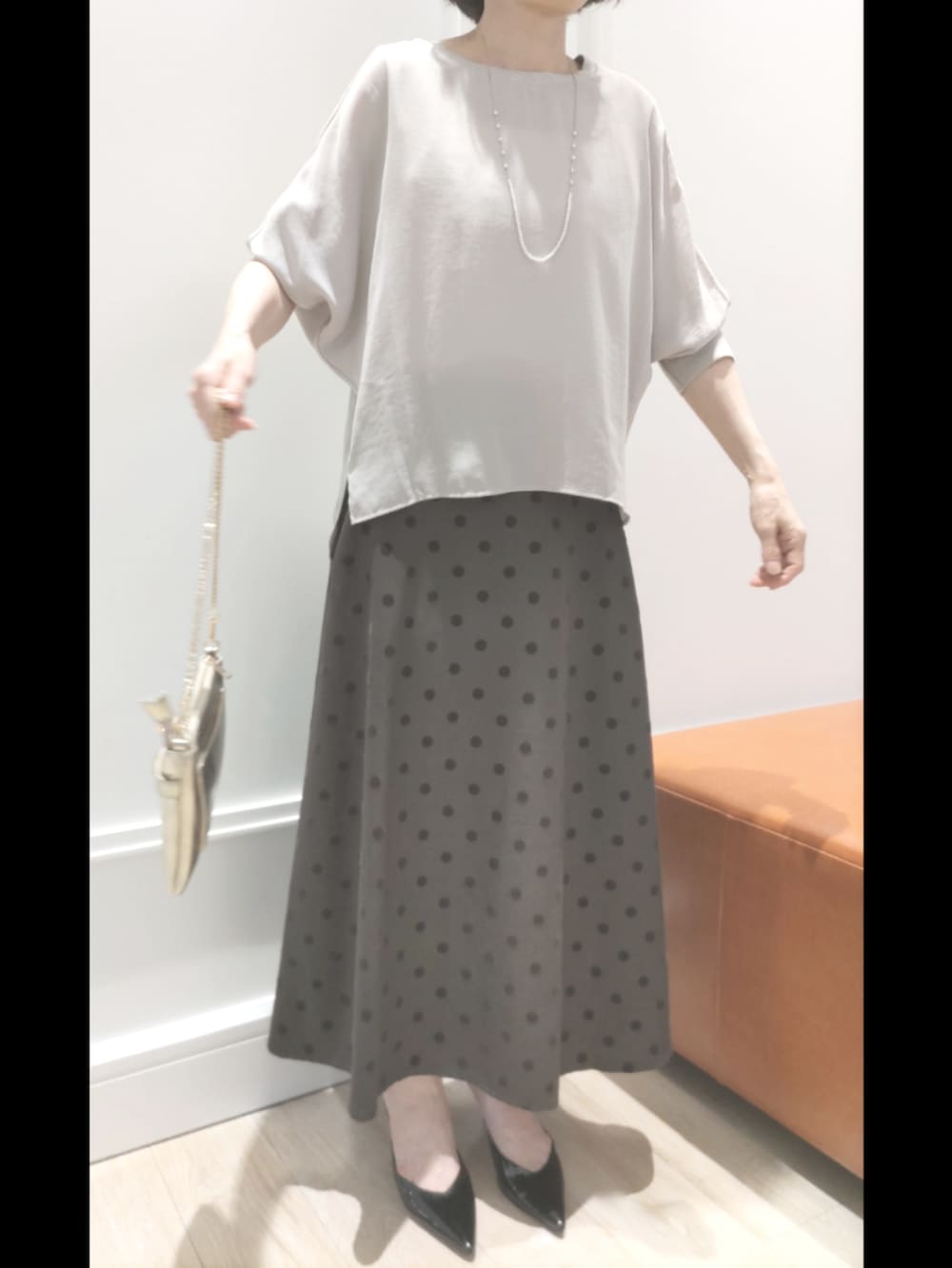 「ブラウン、休日スタイル、シアートップス、シンプルコーデ、お出かけコーデ、秋服準備はじめました、大人かわいい、着回しコーデ、ラクチンコーデ、初秋コーデ、スカートスタイル」｜「MICO COULIERのドットフロッキープリントスカート（スカート、ブラウン系）」を使った、nol machikoさん（レディース・159cm）の夏コーディネートの4枚目の写真