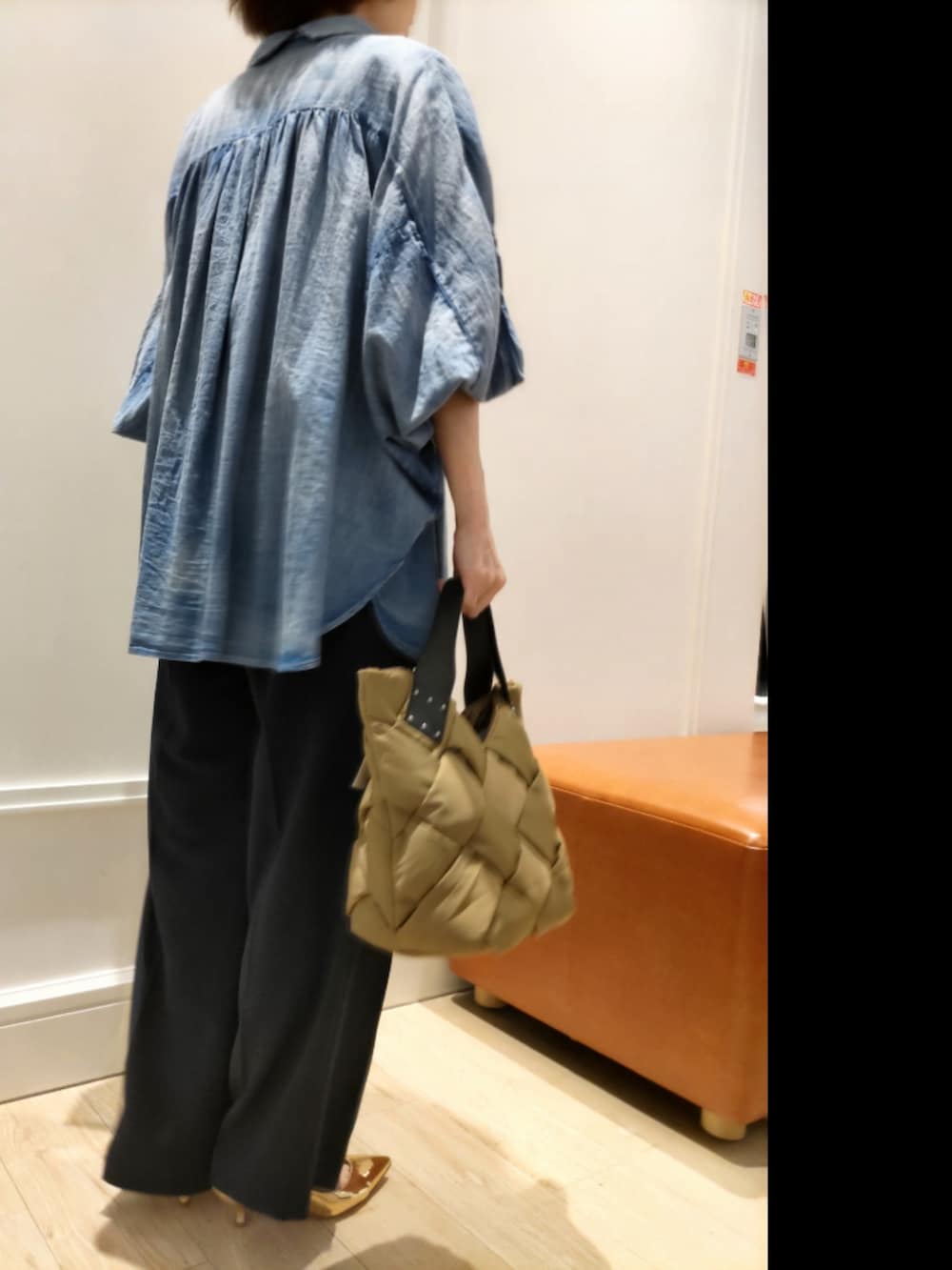 「パンツコーデ、大人ファッション、今から使える秋の先取りコーデ、オトナカジュアル、パンツスタイル、Tシャツ×デニム、シャツコーデ」｜「NOLLEY’Sのシアーデニムシャツ（シャツ/ブラウス、ブルー系）」を使った、nol machikoさん（レディース・159cm）の夏コーディネートの4枚目の写真