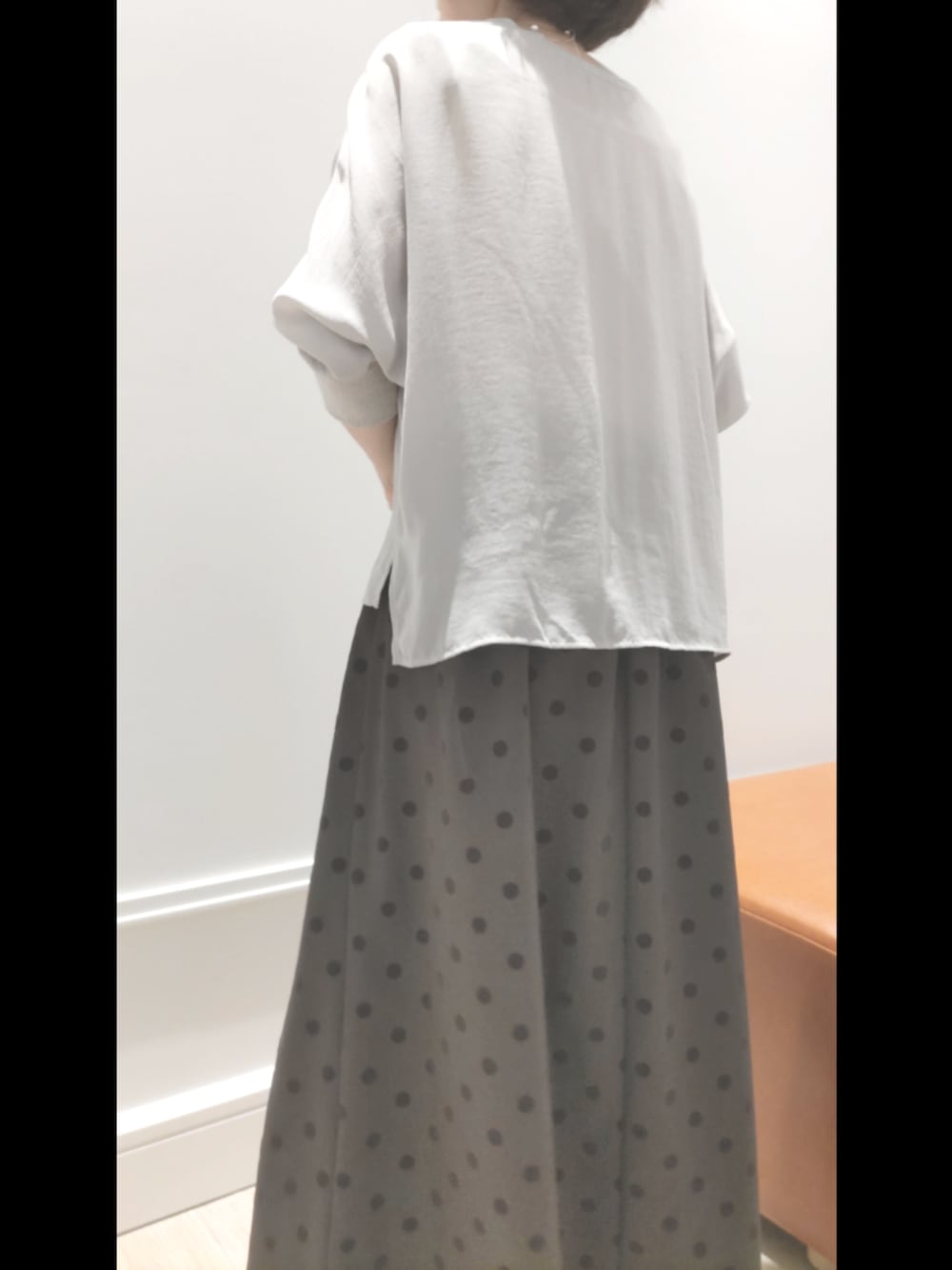 「ブラウン、休日スタイル、シアートップス、シンプルコーデ、お出かけコーデ、秋服準備はじめました、大人かわいい、着回しコーデ、ラクチンコーデ、初秋コーデ、スカートスタイル」｜「MICO COULIERのドットフロッキープリントスカート（スカート、ブラウン系）」を使った、nol machikoさん（レディース・159cm）の夏コーディネートの5枚目の写真