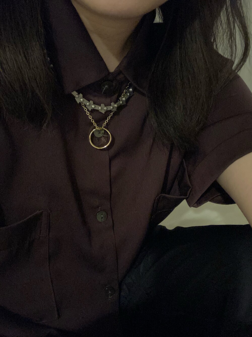 レッド系のシャツ/ブラウスを着用したレディースの冬コーディネートの2枚目の写真