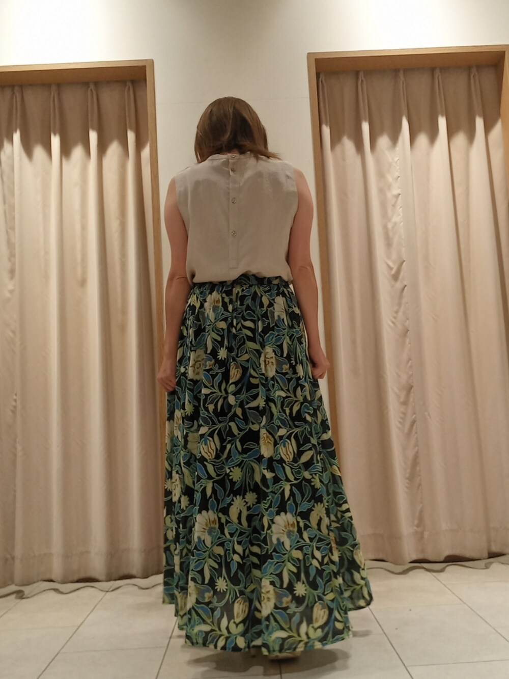 ベージュ系のシャツ/ブラウス、ブラック系のスカートを着用したレディースの夏コーディネートの3枚目の写真