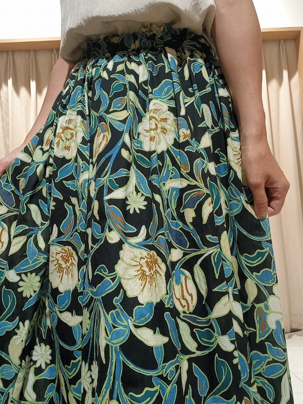 ベージュ系のシャツ/ブラウス、ブラック系のスカートを着用したレディースの夏コーディネートの4枚目の写真