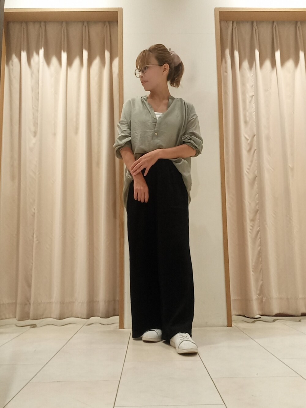 「休日スタイル、きれいめカジュアル、夏、オトナ女子、低身長、低身長コーデ」｜「Te chichi TERRASSEの【抗菌防臭】テレコキャミソール（キャミソール、ホワイト系）」を使った、Akkoさん（レディース・154cm）の夏コーディネートの2枚目の写真