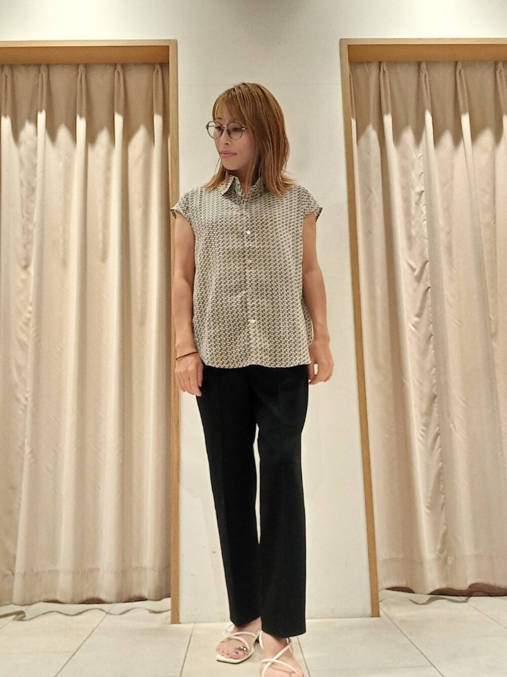 ホワイト系のシャツ/ブラウス、グリーン系のその他パンツを着用したレディースの夏コーディネートの3枚目の写真