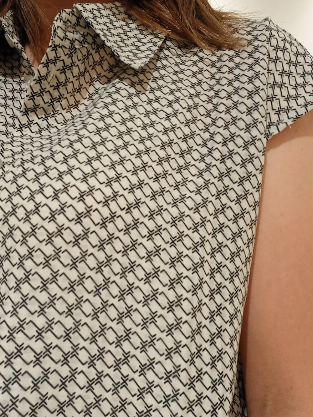 ホワイト系のシャツ/ブラウス、グリーン系のその他パンツを着用したレディースの夏コーディネートの5枚目の写真