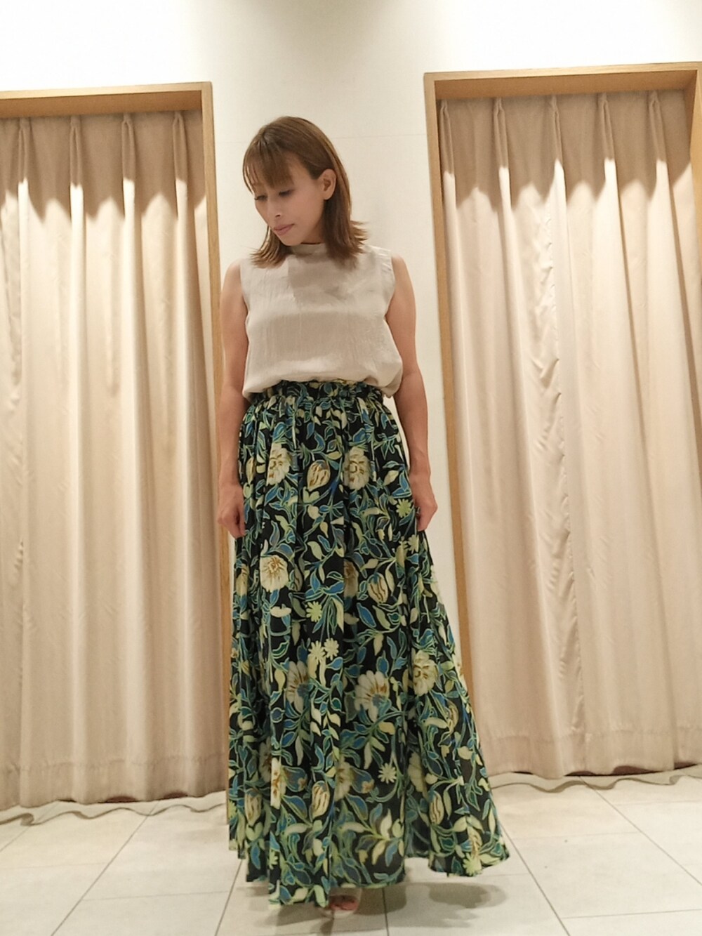 ベージュ系のシャツ/ブラウス、ブラック系のスカートを着用したレディースの夏コーディネートの5枚目の写真