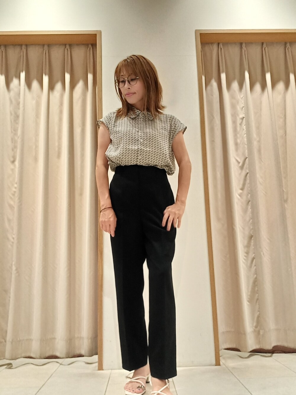 ホワイト系のシャツ/ブラウス、グリーン系のその他パンツを着用したレディースの夏コーディネートの2枚目の写真