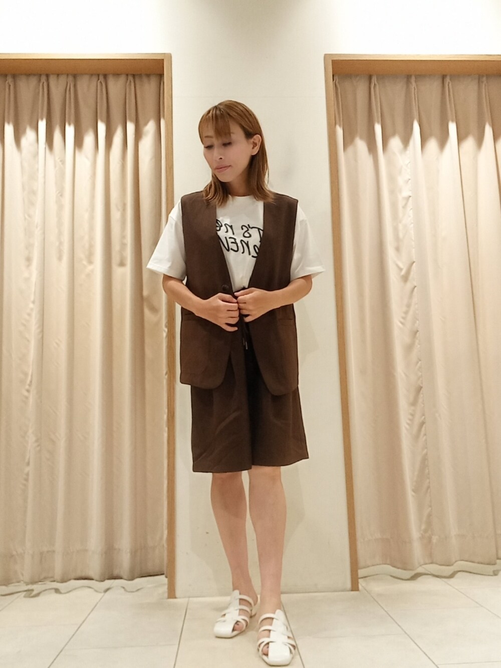 ホワイト系のTシャツ/カットソー、ブラウン系のベスト、ブラウン系のその他パンツを着用したキッズの夏コーディネートの5枚目の写真