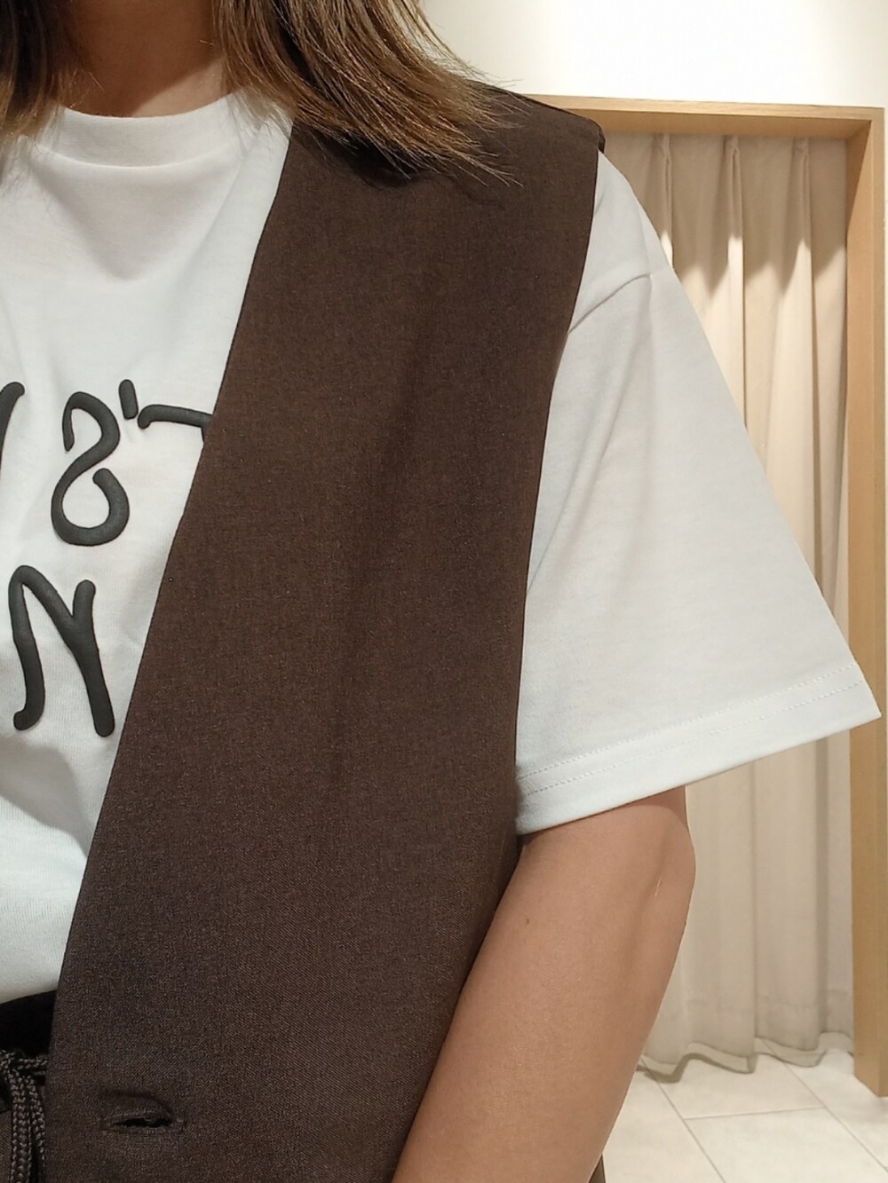 ホワイト系のTシャツ/カットソー、ブラウン系のベスト、ブラウン系のその他パンツを着用したキッズの夏コーディネートの2枚目の写真