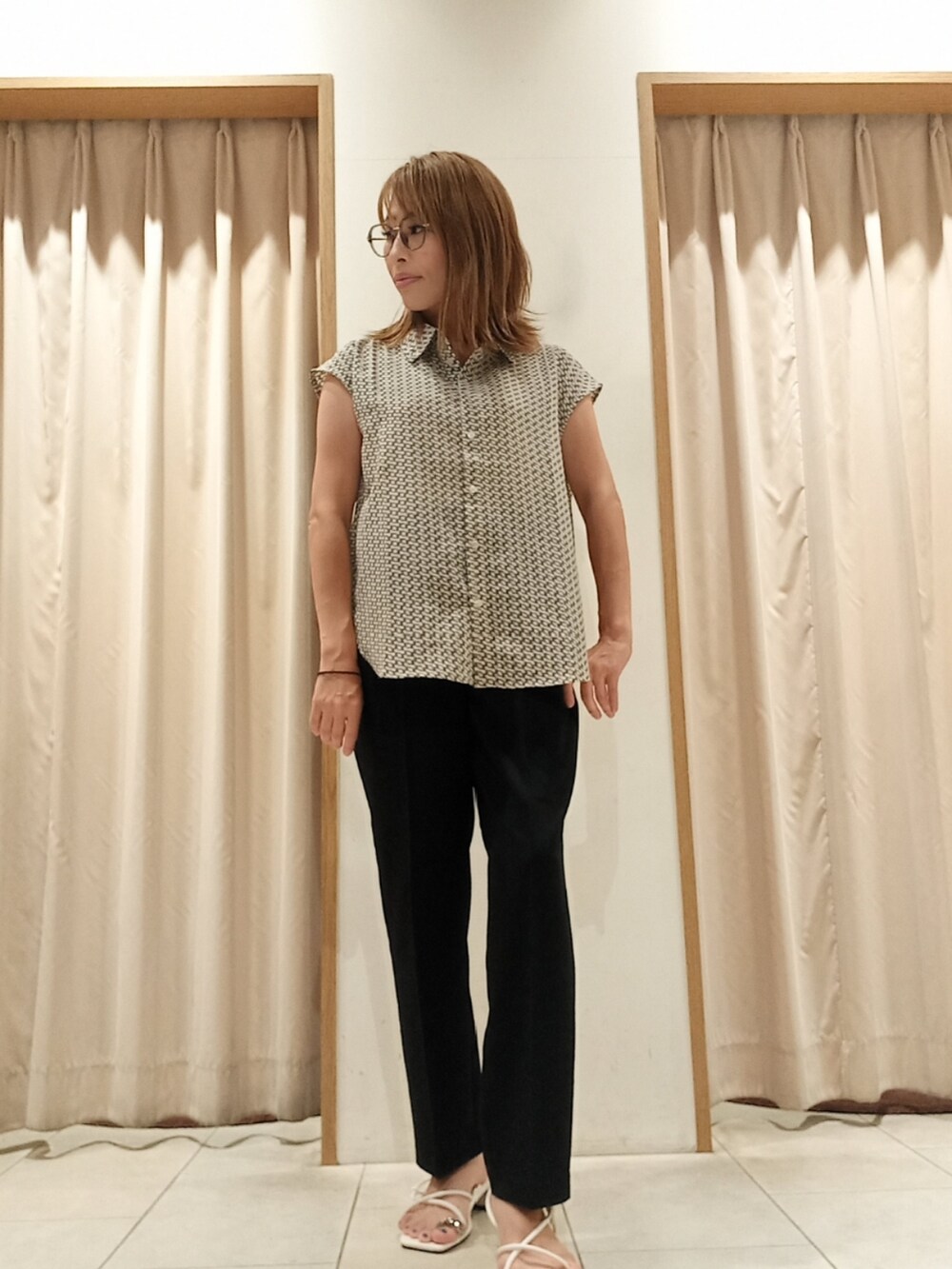 ホワイト系のシャツ/ブラウス、グリーン系のその他パンツを着用したレディースの夏コーディネートの4枚目の写真