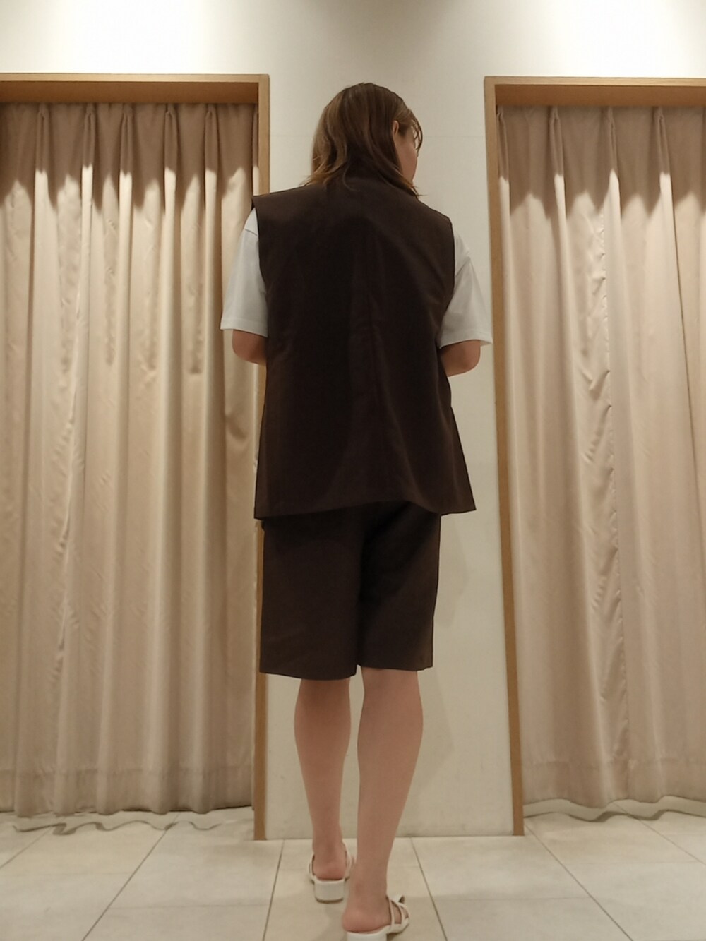 ホワイト系のTシャツ/カットソー、ブラウン系のベスト、ブラウン系のその他パンツを着用したキッズの夏コーディネートの4枚目の写真