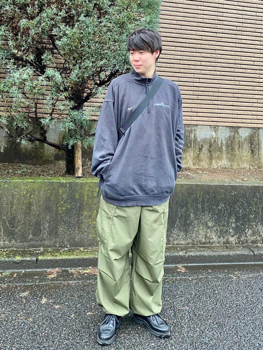 「UNIQLO U、カーゴパンツ、ハーフジップ、スウェット、ショルダーバッグ、ビッグシルエット、古着MIX、GU、プチプラ、きれいめカジュアル、春コーデ、着回しコーデ、シンフルコーデ、ストリート」｜「GUのアイテム（パンツ、グリーン系）」を使った、しゅんたさん（メンズ・172cm）の春コーディネートの2枚目の写真