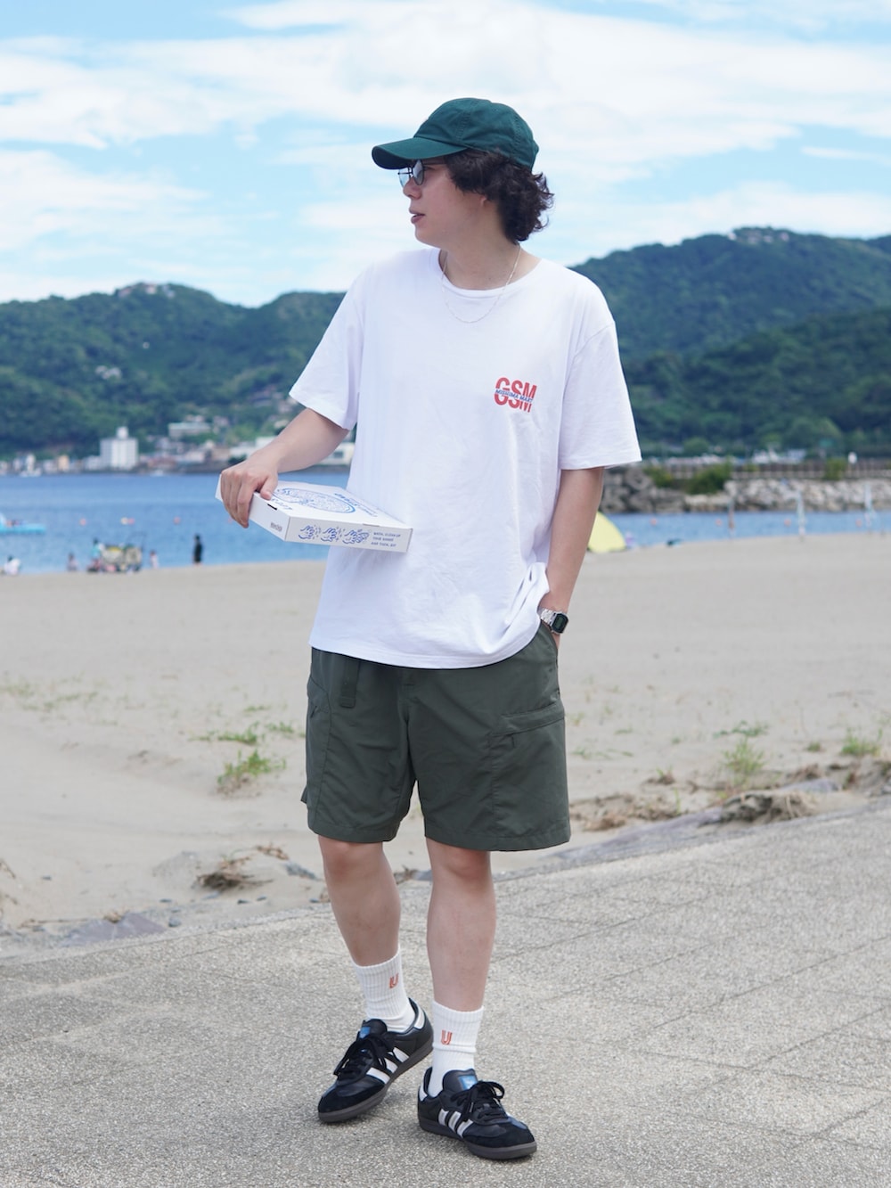 「ハーフパンツ、きれいめカジュアル、キャップ、アウトドアスタイル、スニーカー、プチプラ、韓国ファッション、夏コーデ、サングラス、白Tシャツ、ロゴT、海、ビッグシルエット、休日スタイル、アツいコーデ全部見せ」｜「JOURNAL STANDARDの【ZOZO限定】MISHIMA MART S/S TEE2 / プリントTシャツ（Tシャツ/カットソー、ホワイト系）」を使った、しゅんたさん（メンズ・172cm）の夏コーディネートの3枚目の写真