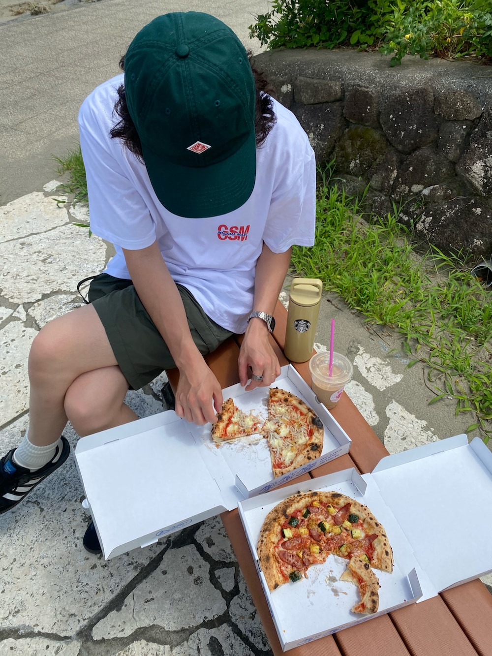 「ハーフパンツ、きれいめカジュアル、キャップ、アウトドアスタイル、スニーカー、プチプラ、韓国ファッション、夏コーデ、サングラス、白Tシャツ、ロゴT、海、ビッグシルエット、休日スタイル、アツいコーデ全部見せ」｜「JOURNAL STANDARDの【ZOZO限定】MISHIMA MART S/S TEE2 / プリントTシャツ（Tシャツ/カットソー、ホワイト系）」を使った、しゅんたさん（メンズ・172cm）の夏コーディネートの5枚目の写真
