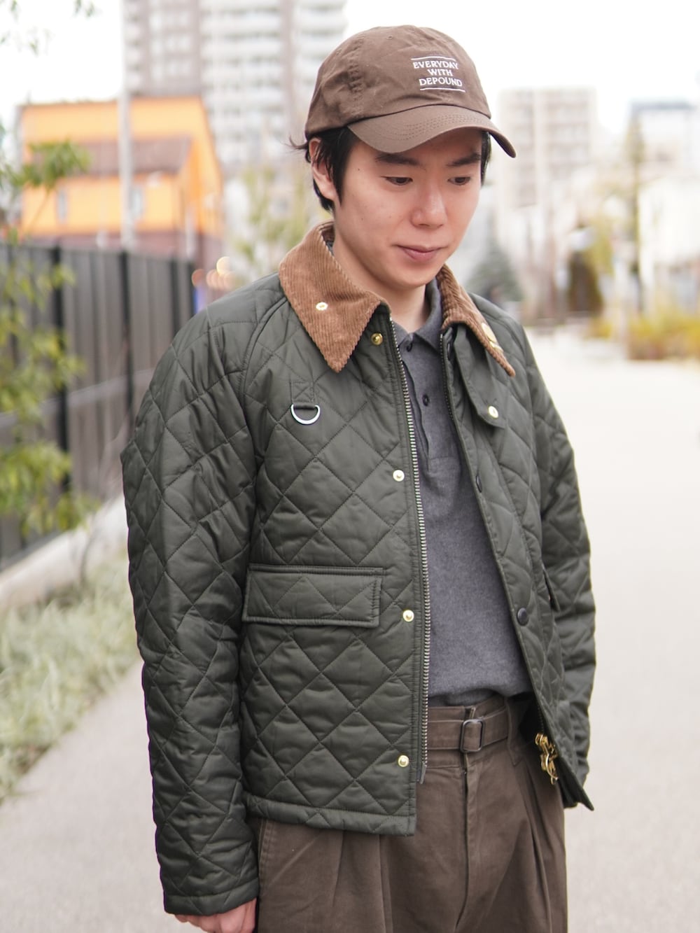 「barbour、ローファー、プチプラ、アースカラー、ワントーンコーデ、淡色コーデ、キャップ、キルティング、キルティングジャケット、ミニバッグ、きれいめカジュアル、ワイドパンツ、巾着バッグ、レイヤードスタイル、真冬のあったかスタイル」|「HARUTAのHARUTA ハルタ 人工ローファー 3E 6550(ローファー、ブラウン系)」を使った、しゅんたさん(メンズ・172cm)の冬コーディネートの3枚目の写真
