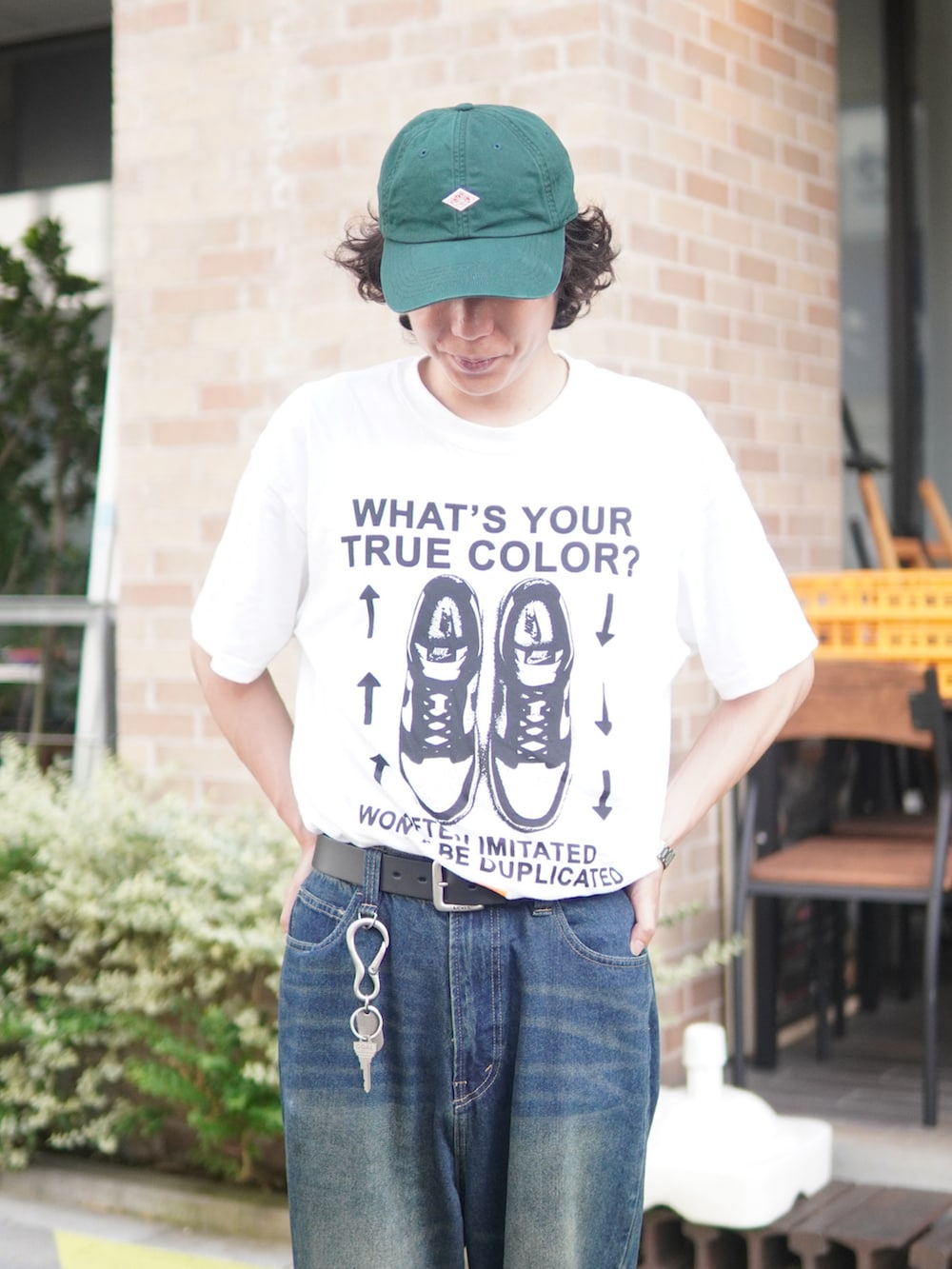 「グラフィックＴ、ロゴT、白Tシャツ、シンプルコーデ、キャップ、革靴、デニム、テーマパークコーデ、夏コーデ、お出かけコーデ、休日スタイル、夏だ！Tシャツ着よう！、ワイドパンツ、ワイドデニム、きれいめカジュアル」｜「NIKEのナイキ スポーツウェア マックス90 Tシャツ / Nike Sportswear Max90 T-Shirt HJ0757-100 White（Tシャツ/カットソー、ホワイト系）」を使った、しゅんたさん（メンズ・172cm）の夏コーディネートの3枚目の写真
