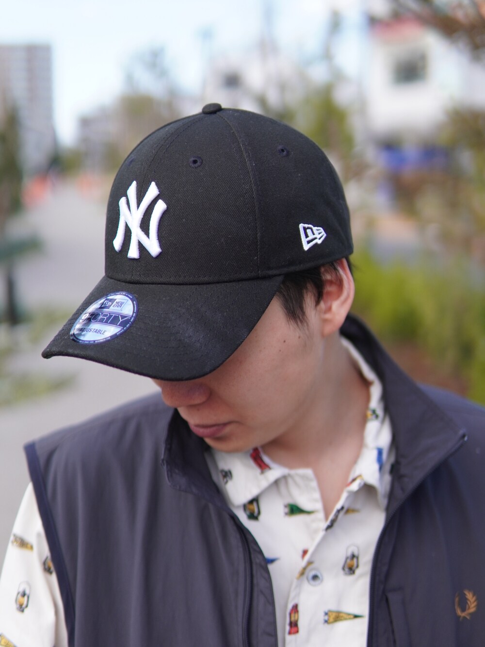 「ベスト、スポーツミックス、秋コーデ、テーマパークコーデ、レイヤードスタイル、古着MIX、ワイドパンツ、キャップ、ストリート、お出かけコーデ、モノトーン、きれいめカジュアル、プチプラ、シャツスタイル、柄シャツ」｜「NEW ERAのニューエラ ベースボールキャップ 帽子 MLB 9FORTY（キャップ、ブラック系）」を使った、しゅんたさん（メンズ・172cm）の秋コーディネートの3枚目の写真