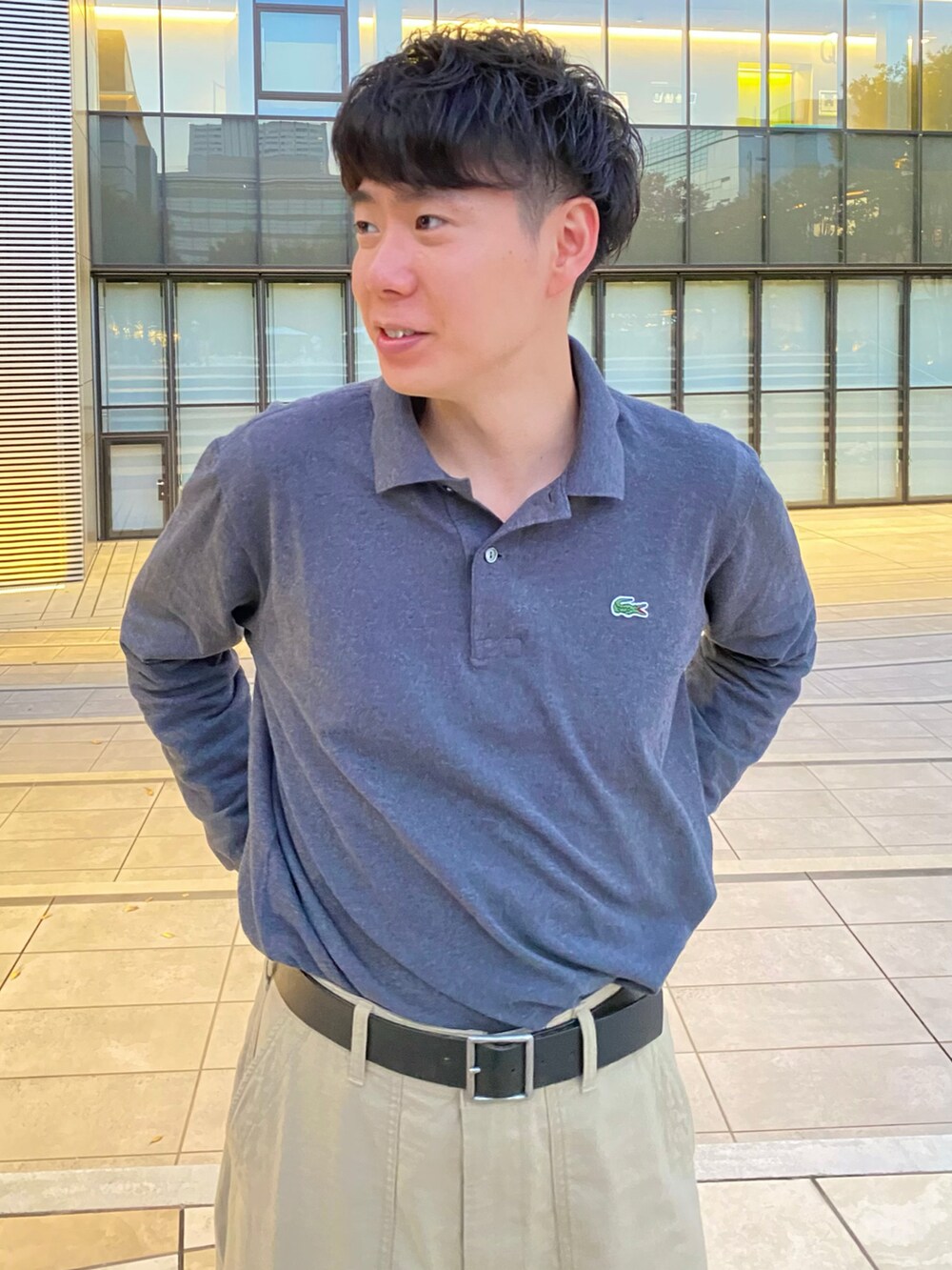 「ファッションを楽しもう、今日のコスメと服、ポロシャツ、チノパン、スニーカー、プチプラ、お出かけコーデ、きれいめカジュアル、グレー、シンプルコーデ、休日スタイル、スタンスミス、冬コーデ、ビッグシルエット、秋コーデ」｜「GUのアイテム（パンツ、ベージュ系）」を使った、しゅんたさん（メンズ・172cm）の秋コーディネートの2枚目の写真