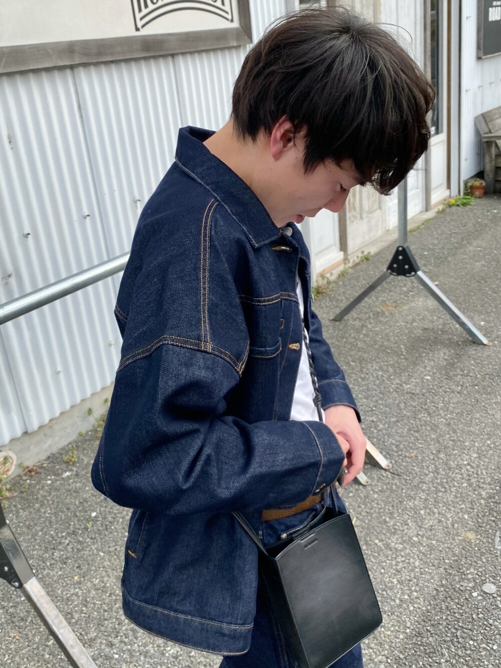 「セットアップ、デニムジャケット、バギーパンツ、ワイドデニム、ワイドパンツ、スクエアバッグ、ショルダーバッグ、ロゴT、デニム、きれいめカジュアル、韓国ファッション、ビッグシルエット、シンプルコーデ、タックイン、いまどきジャケット写真」｜「UNIQLOのアイテム（パンツ、ブルー系）」を使った、しゅんたさん（メンズ・172cm）の春コーディネートの3枚目の写真