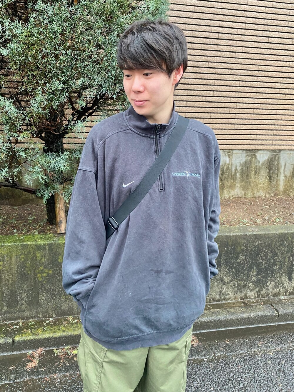 「UNIQLO U、カーゴパンツ、ハーフジップ、スウェット、ショルダーバッグ、ビッグシルエット、古着MIX、GU、プチプラ、きれいめカジュアル、春コーデ、着回しコーデ、シンフルコーデ、ストリート」｜「GUのアイテム（パンツ、グリーン系）」を使った、しゅんたさん（メンズ・172cm）の春コーディネートの4枚目の写真