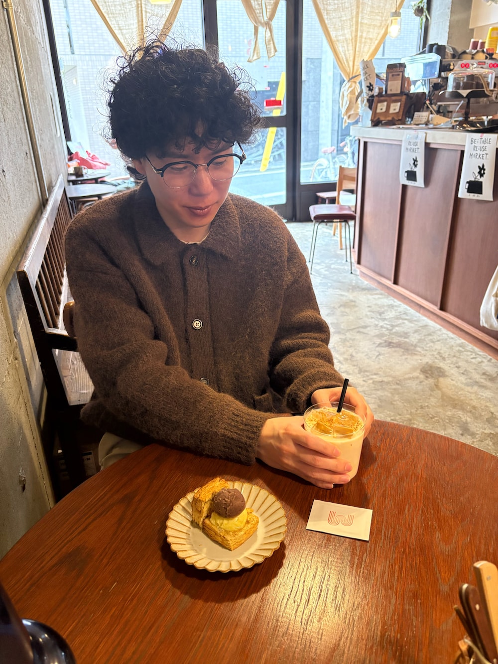 ベージュ系のチノパンツ、ブラウン系のカーディガン/ボレロ、ブラウン系のショルダーバッグを着用したメンズの冬コーディネートの5枚目の写真