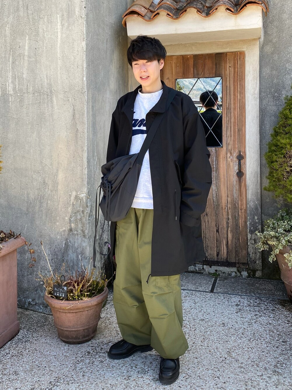 「春服デビュー宣言、カーゴパンツ、古着MIX、古着コーデ、ミリタリー、モッズコート、春服みてみて、ショルダーバッグ、ロングコート、春アウター、GU、ストリート、休日スタイル、きれいめカジュアル、UNIQLO U」｜「GUのアイテム（パンツ、グリーン系）」を使った、しゅんたさん（メンズ・172cm）の春コーディネートの2枚目の写真