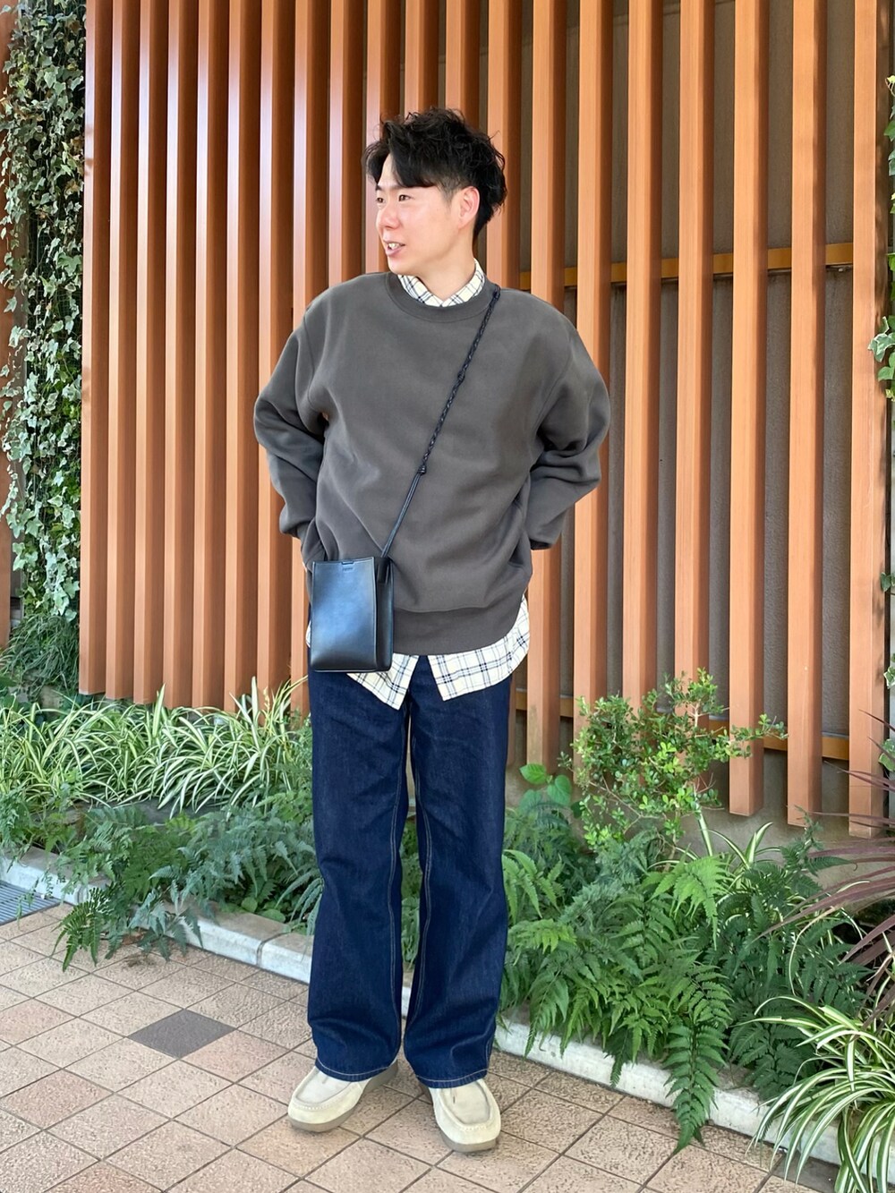 「ファッションを楽しもう、今日のコスメと服、デニム、モカシン、スウェット、レイヤードスタイル、チェック、古着MIX、ショルダーバッグ、ミニバッグ、プチプラ、きれいめカジュアル、ワイドデニム、休日スタイル、お出かけコーデ」｜「UNIQLOのアイテム（パンツ、ブルー系）」を使った、しゅんたさん（メンズ・172cm）の秋コーディネートの2枚目の写真