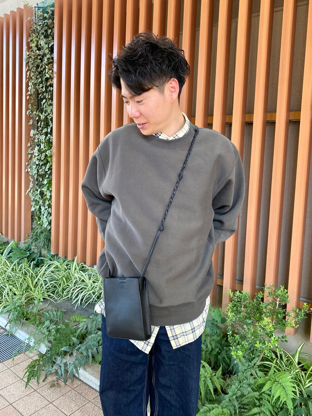 「ファッションを楽しもう、今日のコスメと服、デニム、モカシン、スウェット、レイヤードスタイル、チェック、古着MIX、ショルダーバッグ、ミニバッグ、プチプラ、きれいめカジュアル、ワイドデニム、休日スタイル、お出かけコーデ」｜「UNIQLOのアイテム（パンツ、ブルー系）」を使った、しゅんたさん（メンズ・172cm）の秋コーディネートの3枚目の写真