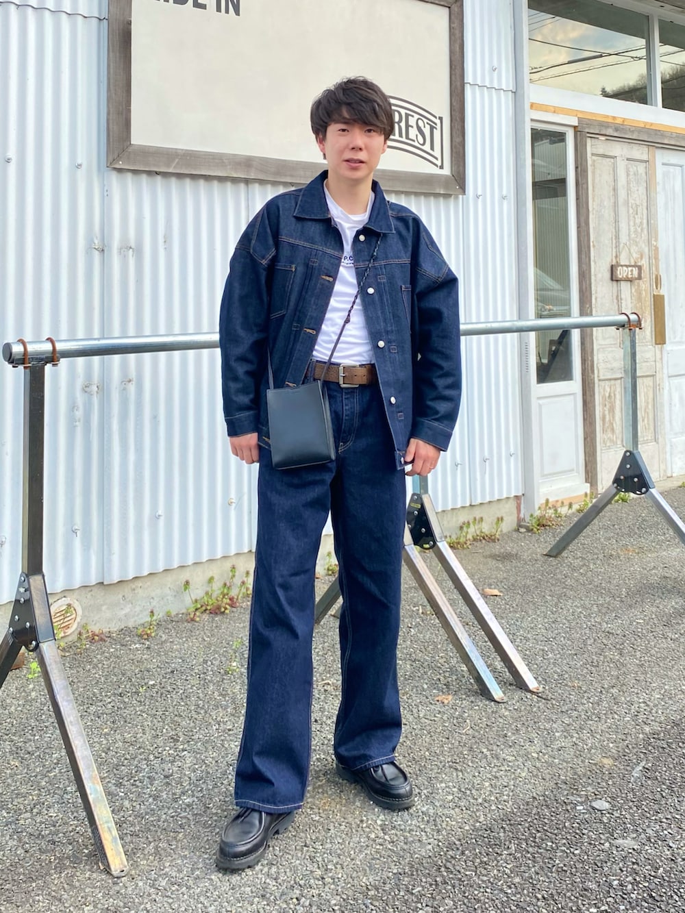 「セットアップ、デニムジャケット、バギーパンツ、ワイドデニム、ワイドパンツ、スクエアバッグ、ショルダーバッグ、ロゴT、デニム、きれいめカジュアル、韓国ファッション、ビッグシルエット、シンプルコーデ、タックイン、いまどきジャケット写真」｜「UNIQLOのアイテム（パンツ、ブルー系）」を使った、しゅんたさん（メンズ・172cm）の春コーディネートの2枚目の写真