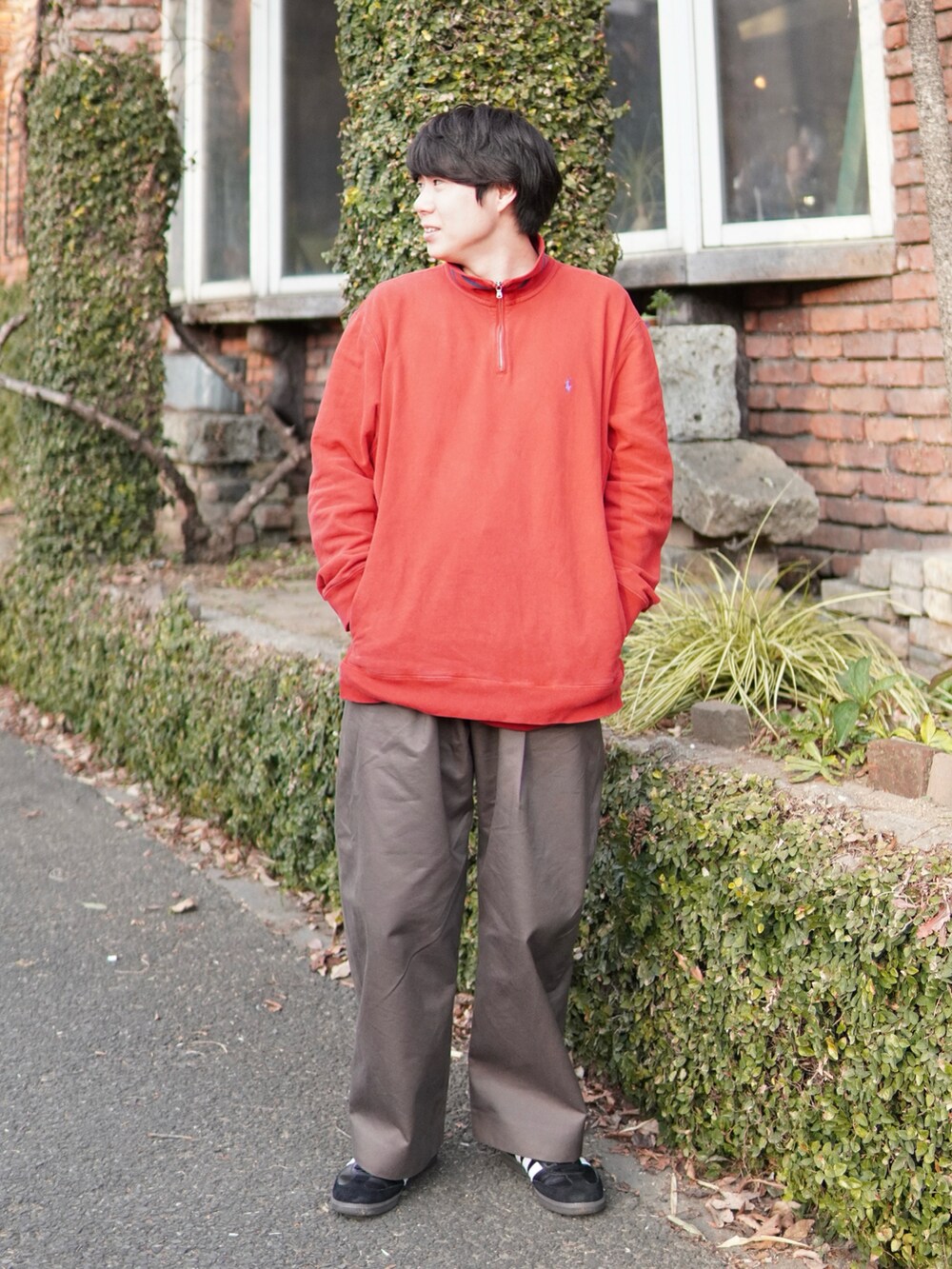 「赤、古着MIX、ハーフジップ、ワイドパンツ、スニーカー、シンプルコーデ、ビッグシルエット、お出かけコーデ、休日スタイル、スウェット、ストリート、プチプラ、ビビッドカラー、サンバ、スラックス」｜「adidasのサンバ ADV [SAMBA ADV] / アディダスオリジナルス adidas Originals スニーカー（スニーカー、ブラック系）」を使った、しゅんたさん（メンズ・172cm）の冬コーディネートの2枚目の写真