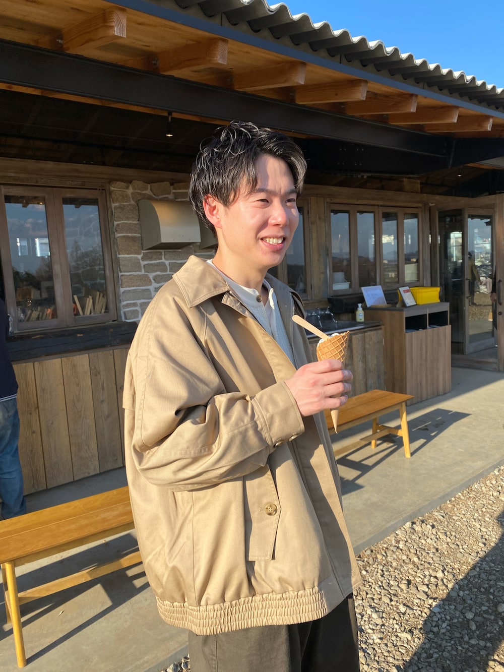 グリーン系のパンツ、ホワイト系のカーディガン/ボレロ、ブラック系のその他シューズを着用したメンズの冬コーディネートの3枚目の写真