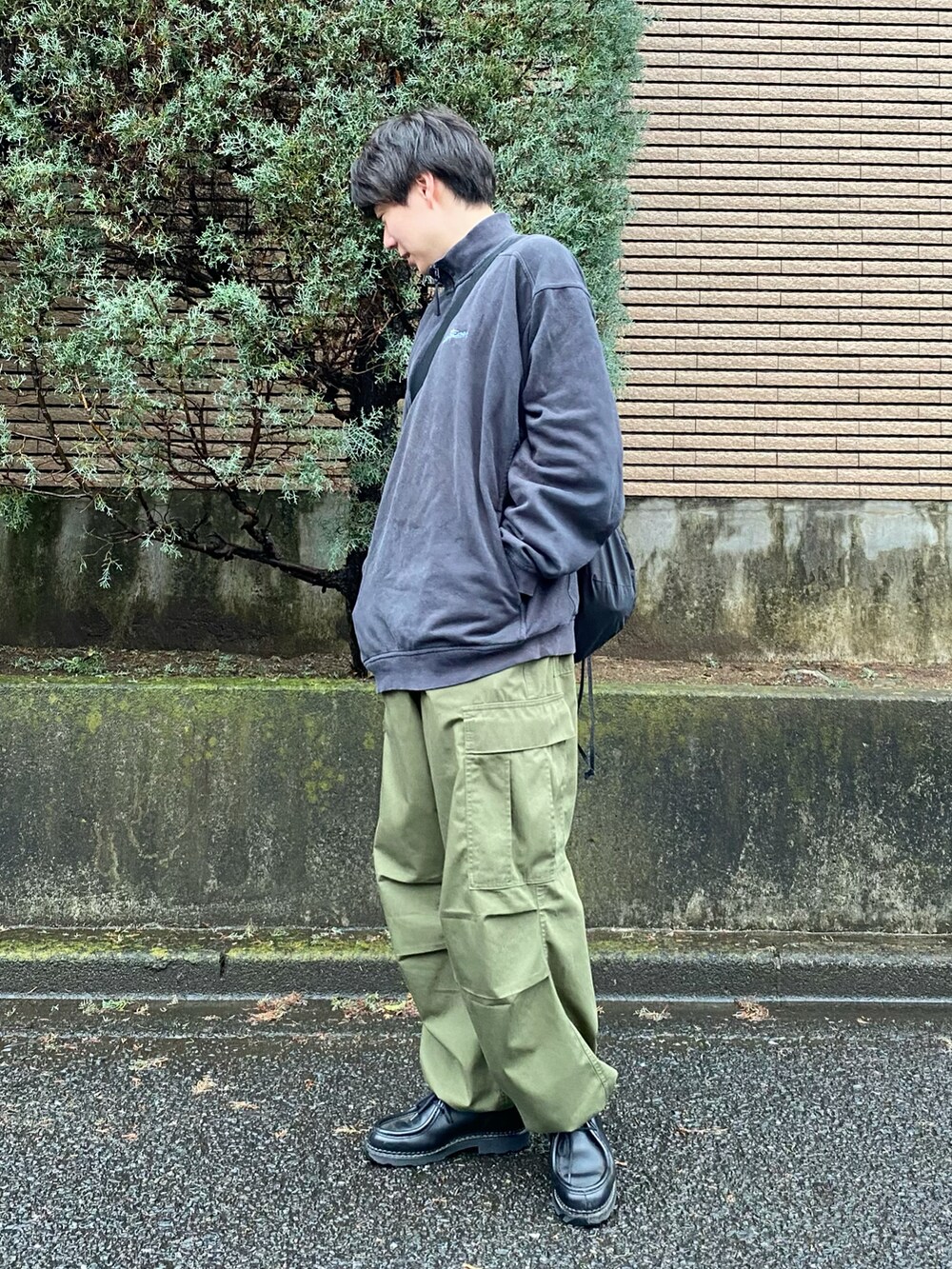 「UNIQLO U、カーゴパンツ、ハーフジップ、スウェット、ショルダーバッグ、ビッグシルエット、古着MIX、GU、プチプラ、きれいめカジュアル、春コーデ、着回しコーデ、シンフルコーデ、ストリート」｜「GUのアイテム（パンツ、グリーン系）」を使った、しゅんたさん（メンズ・172cm）の春コーディネートの3枚目の写真