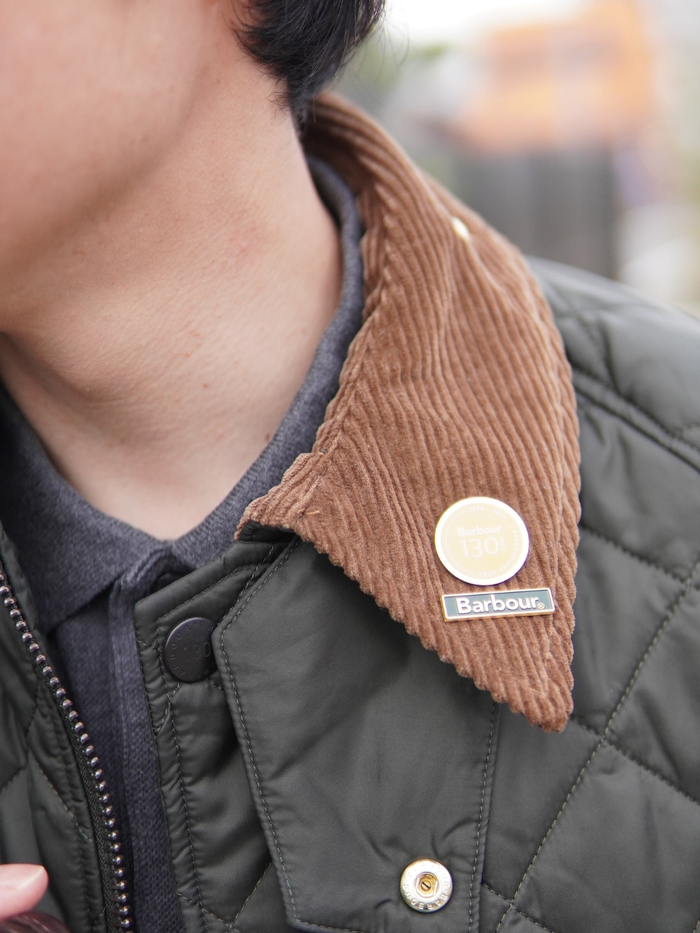 「barbour、ローファー、プチプラ、アースカラー、ワントーンコーデ、淡色コーデ、キャップ、キルティング、キルティングジャケット、ミニバッグ、きれいめカジュアル、ワイドパンツ、巾着バッグ、レイヤードスタイル、真冬のあったかスタイル」|「HARUTAのHARUTA ハルタ 人工ローファー 3E 6550(ローファー、ブラウン系)」を使った、しゅんたさん(メンズ・172cm)の冬コーディネートの4枚目の写真