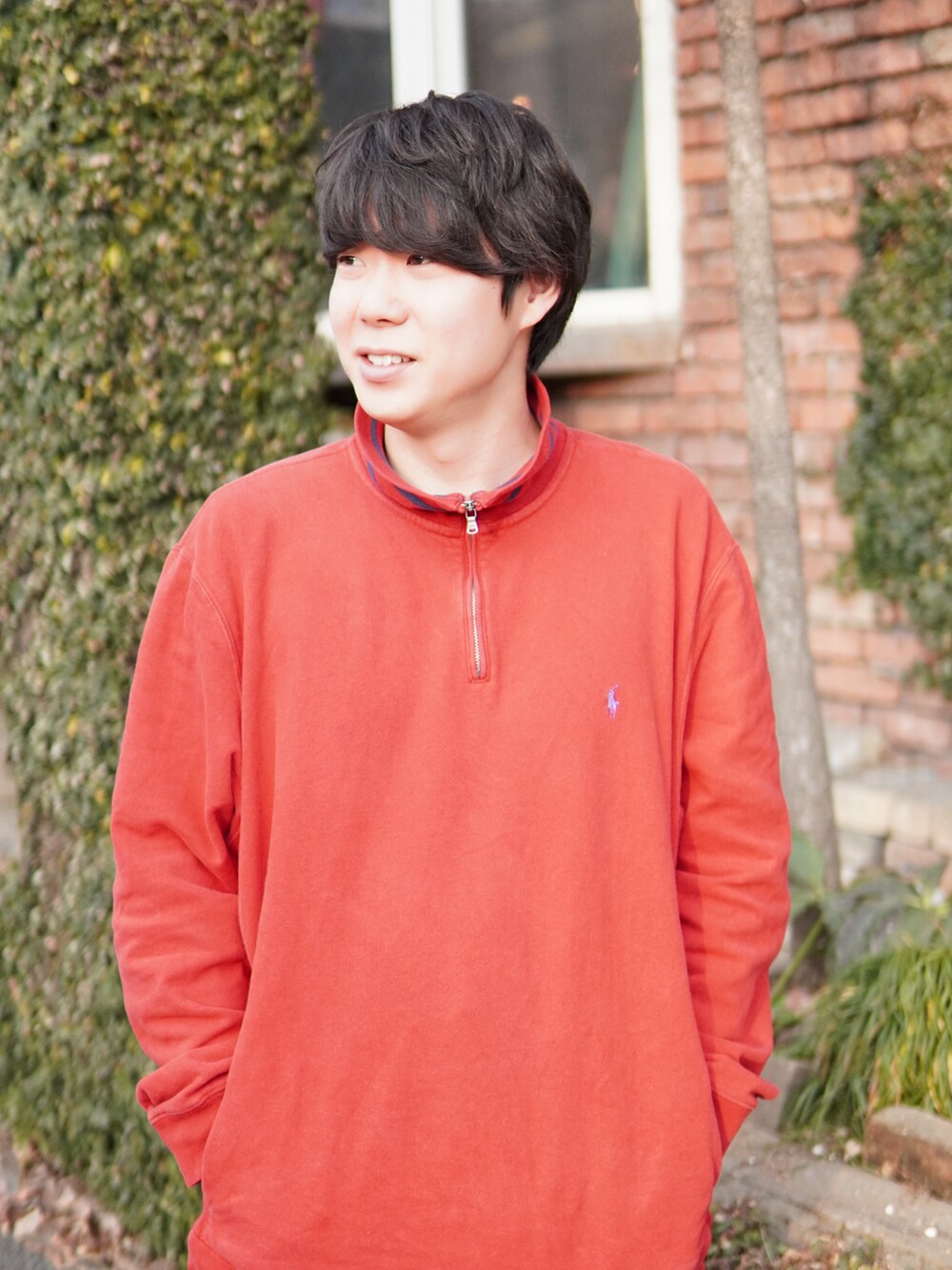 「赤、古着MIX、ハーフジップ、ワイドパンツ、スニーカー、シンプルコーデ、ビッグシルエット、お出かけコーデ、休日スタイル、スウェット、ストリート、プチプラ、ビビッドカラー、サンバ、スラックス」｜「adidasのサンバ ADV [SAMBA ADV] / アディダスオリジナルス adidas Originals スニーカー（スニーカー、ブラック系）」を使った、しゅんたさん（メンズ・172cm）の冬コーディネートの3枚目の写真