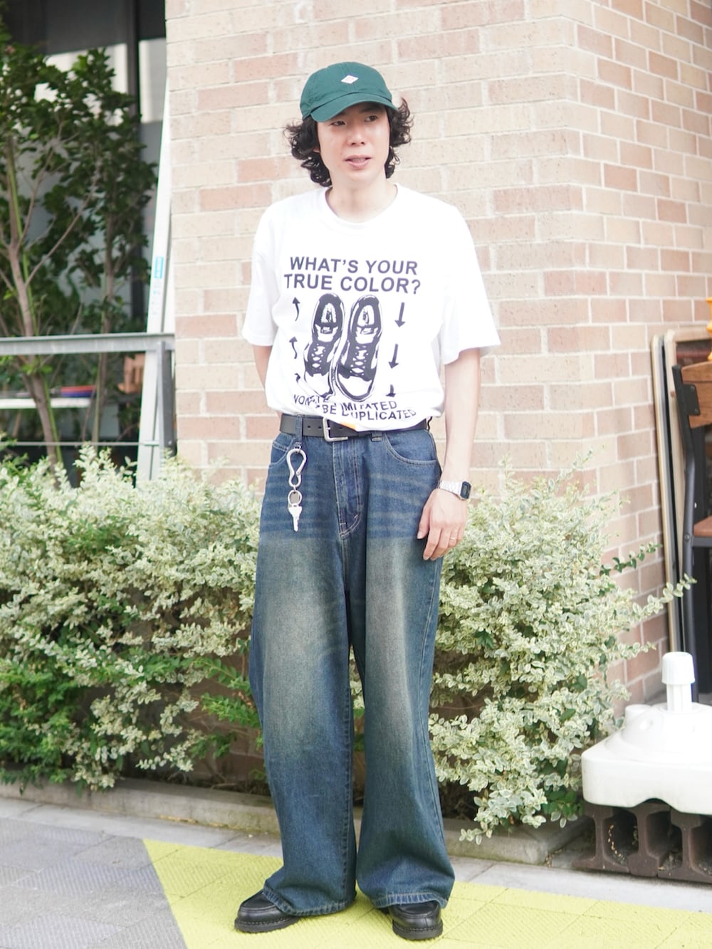 「グラフィックＴ、ロゴT、白Tシャツ、シンプルコーデ、キャップ、革靴、デニム、テーマパークコーデ、夏コーデ、お出かけコーデ、休日スタイル、夏だ！Tシャツ着よう！、ワイドパンツ、ワイドデニム、きれいめカジュアル」｜「NIKEのナイキ スポーツウェア マックス90 Tシャツ / Nike Sportswear Max90 T-Shirt HJ0757-100 White（Tシャツ/カットソー、ホワイト系）」を使った、しゅんたさん（メンズ・172cm）の夏コーディネートの2枚目の写真