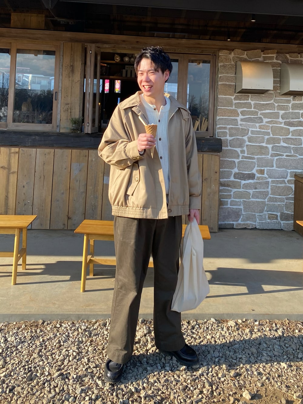 グリーン系のパンツ、ホワイト系のカーディガン/ボレロ、ブラック系のその他シューズを着用したメンズの冬コーディネートの2枚目の写真