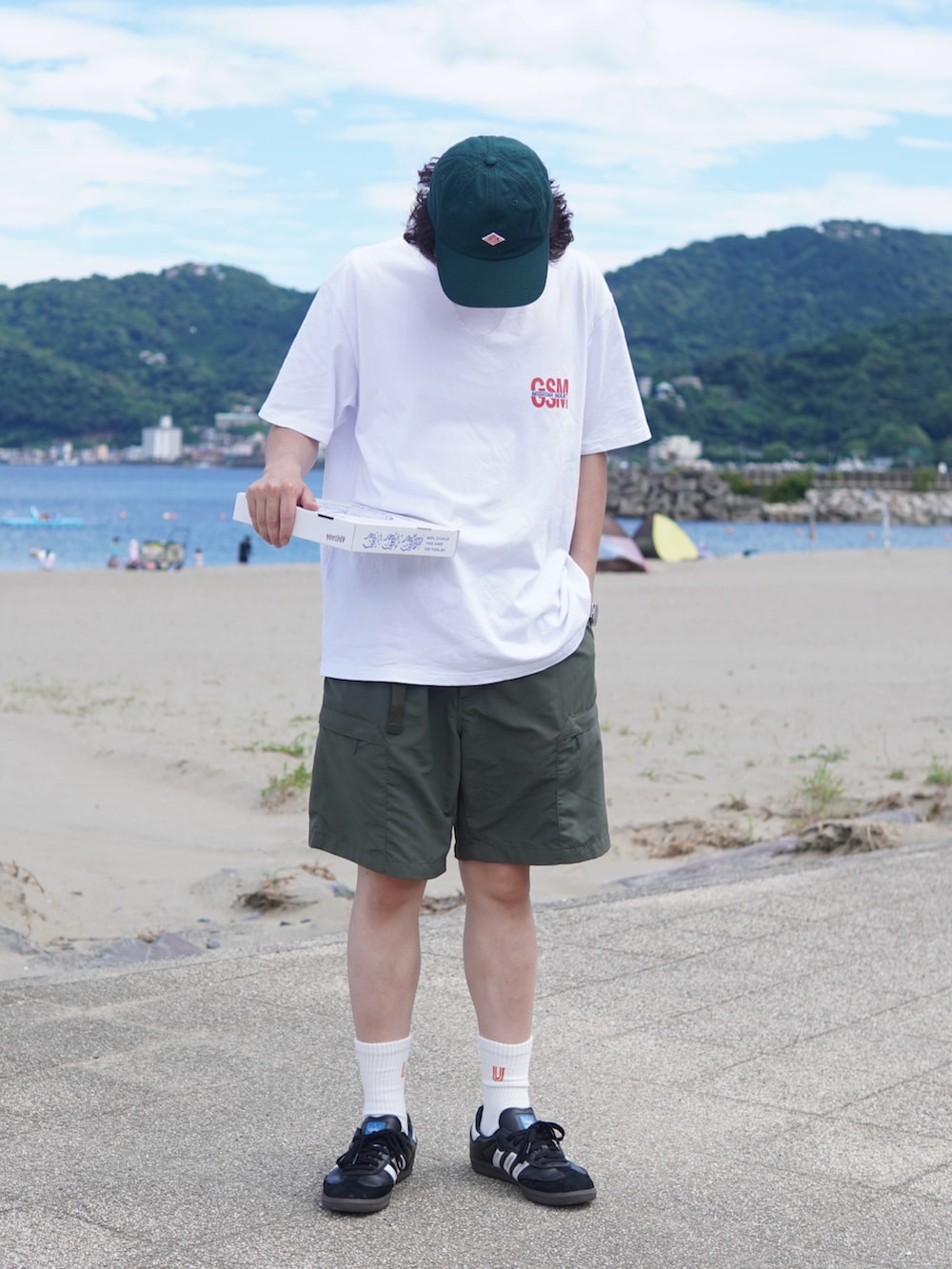 「ハーフパンツ、きれいめカジュアル、キャップ、アウトドアスタイル、スニーカー、プチプラ、韓国ファッション、夏コーデ、サングラス、白Tシャツ、ロゴT、海、ビッグシルエット、休日スタイル、アツいコーデ全部見せ」｜「JOURNAL STANDARDの【ZOZO限定】MISHIMA MART S/S TEE2 / プリントTシャツ（Tシャツ/カットソー、ホワイト系）」を使った、しゅんたさん（メンズ・172cm）の夏コーディネートの2枚目の写真