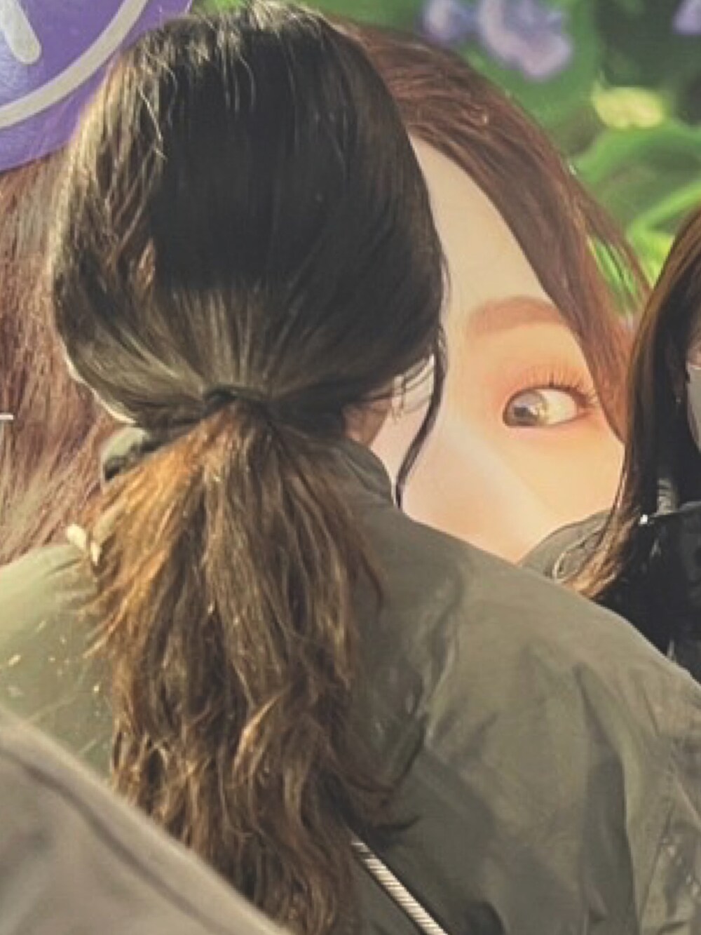 グレー系のジャケット/アウター、ベージュ系のワンピース、ブラック系のシューズを着用したレディースの冬コーディネートの2枚目の写真